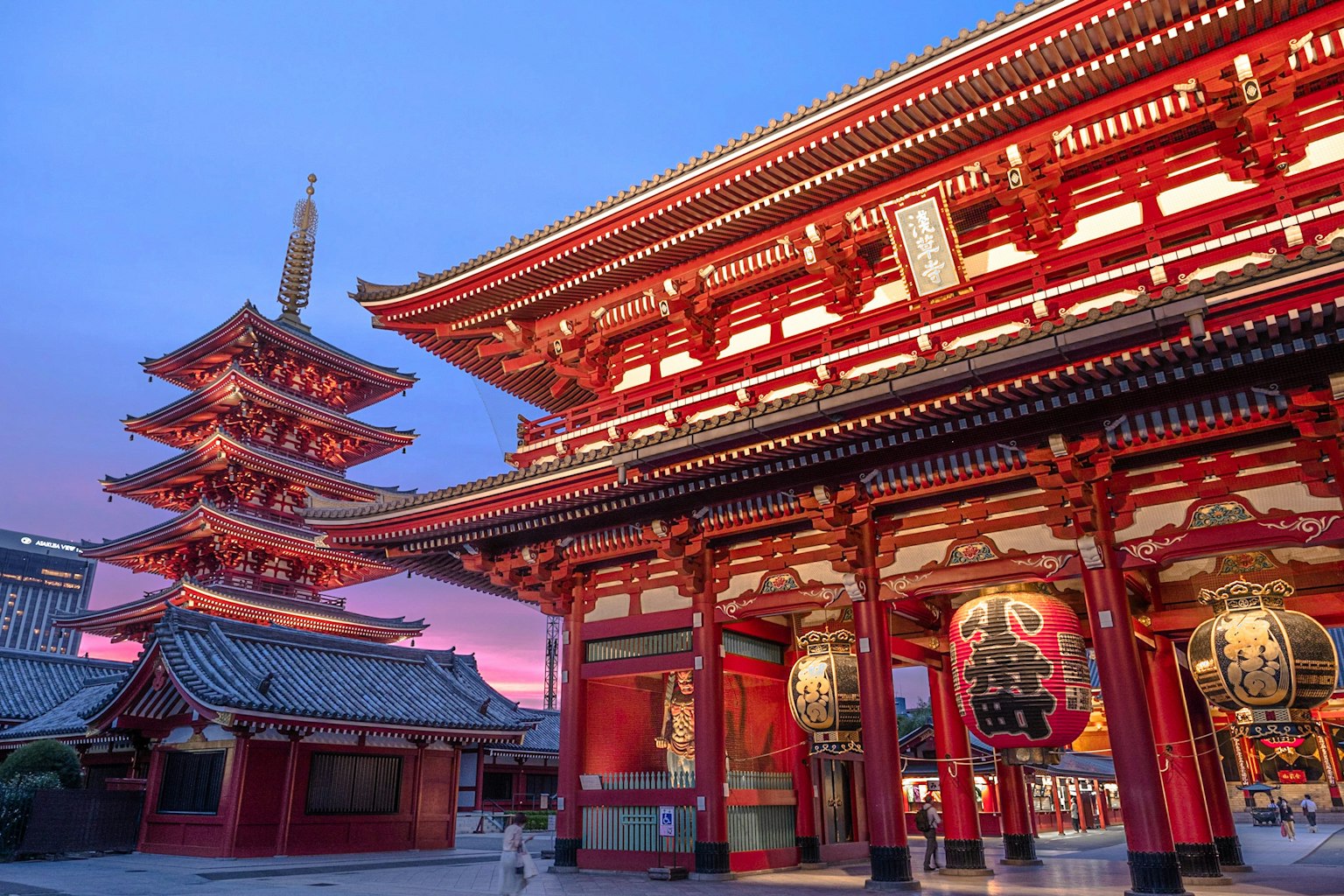 Schöne Nachtansicht des Senso-ji-Tempels mit roten Gebäuden und Pagode
