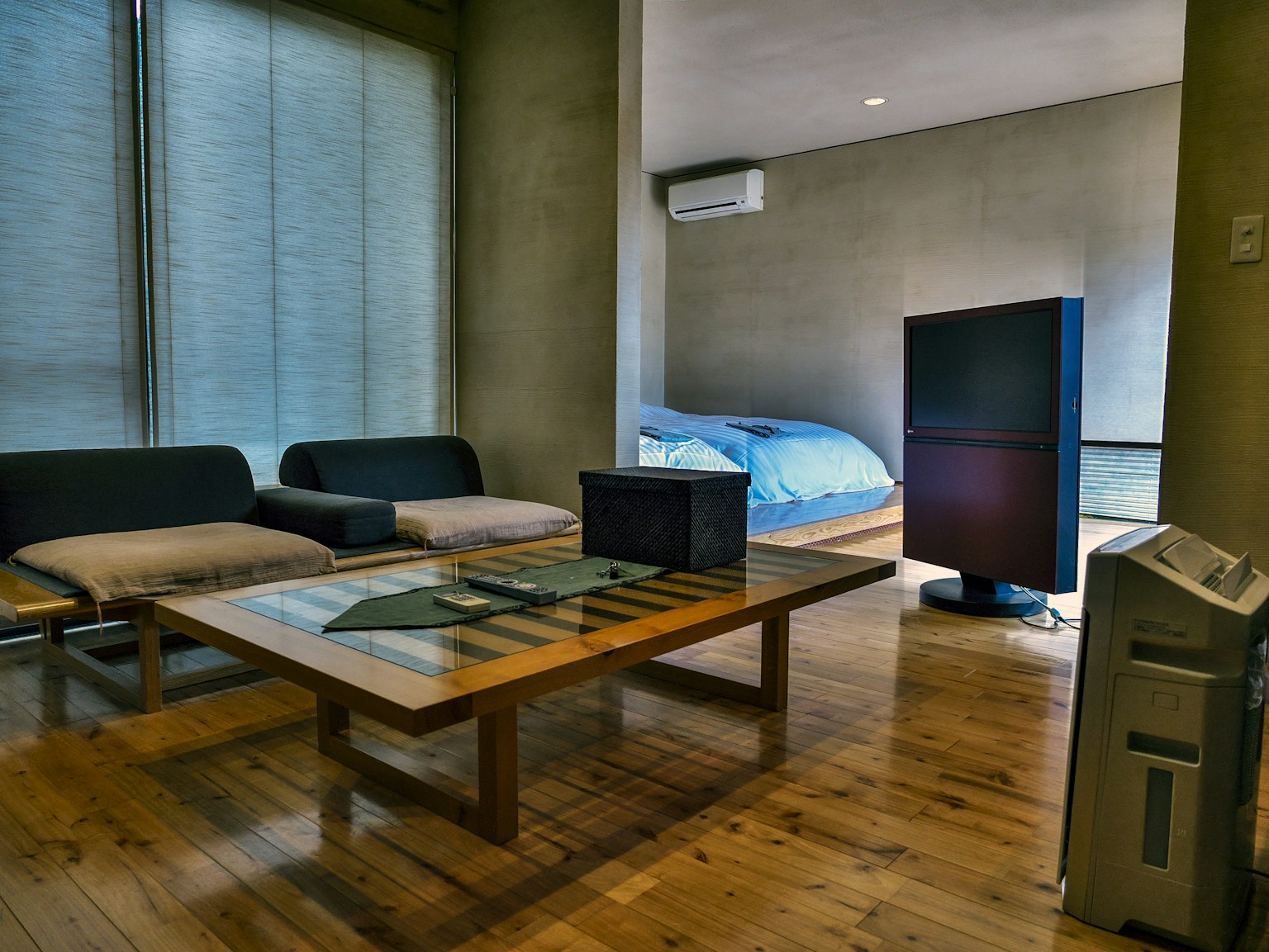 Nội thất phòng khách hiện đại và tối giản với ghế sofa và bàn cà phê có thể nhìn thấy phòng ngủ