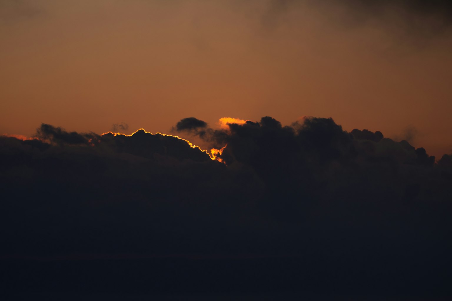Nuages au coucher du soleil avec un ciel sombre