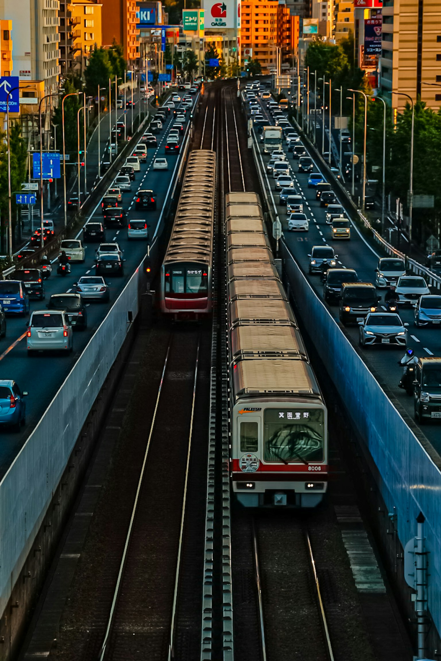 黃昏時分的城市鐵路場景與交通
