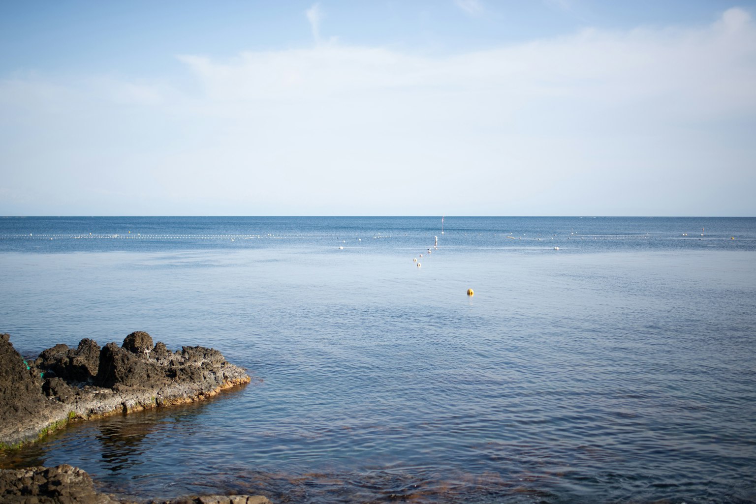平靜的海洋和岩石海岸