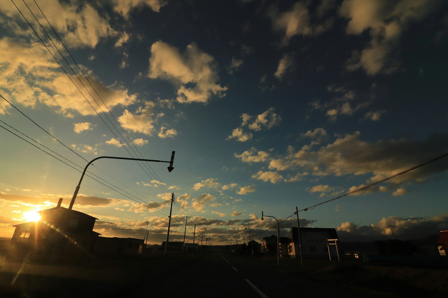 Schöner Sonnenuntergangshimmel mit Wolken und Silhouetten von Gebäuden