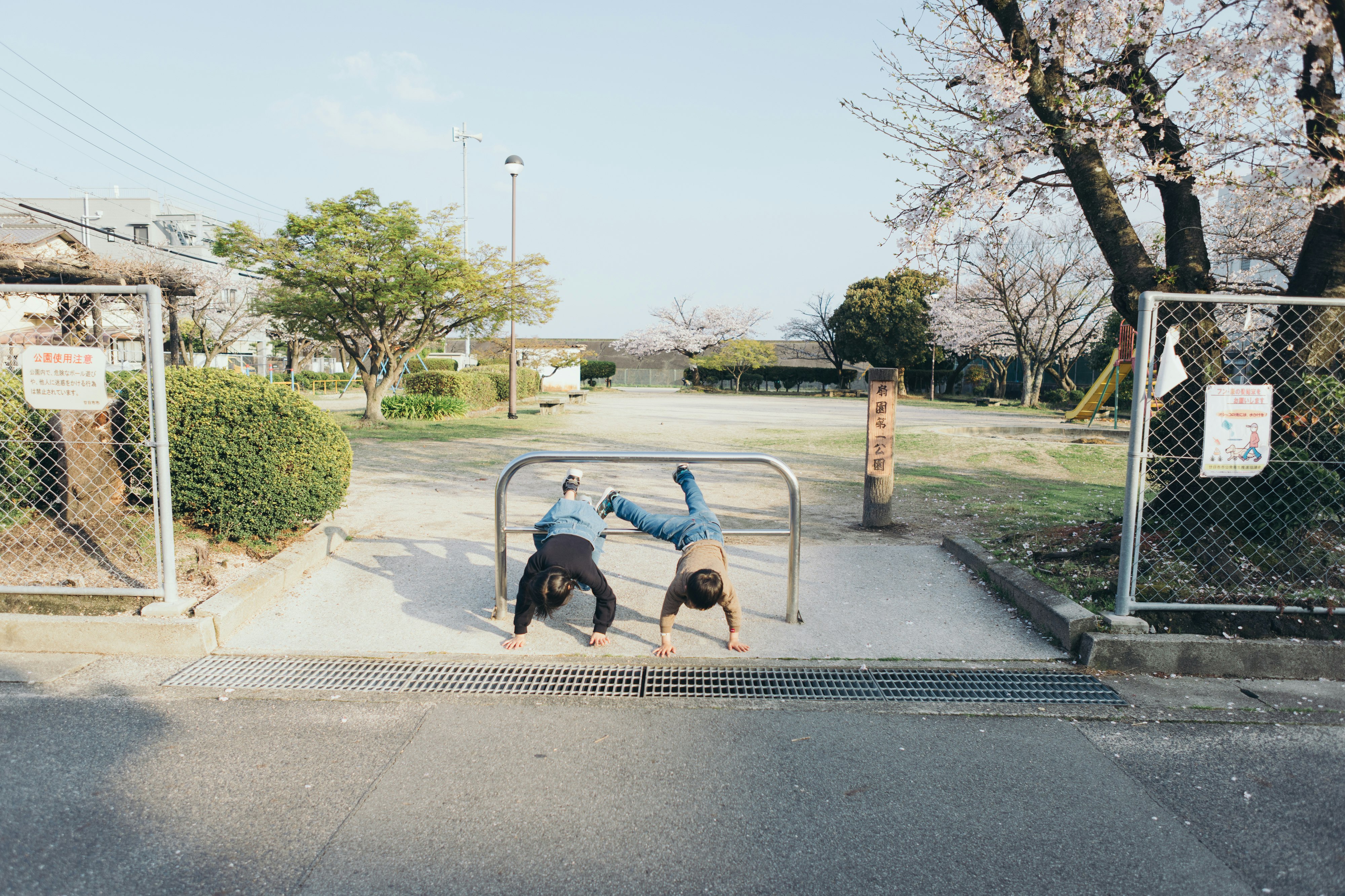 公園の遊具前で逆立ちする子どもたち