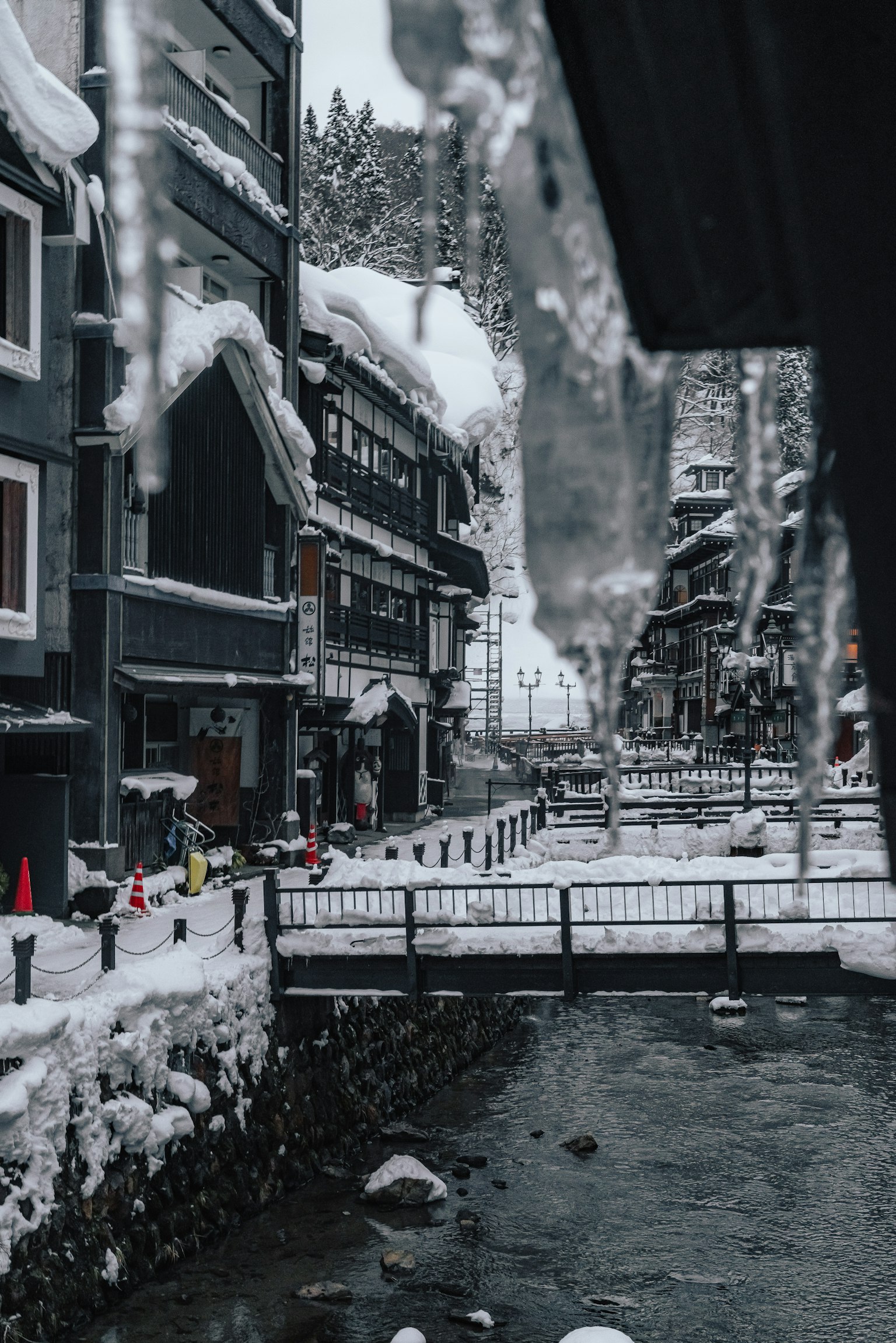 Calles y río cubiertos de nieve