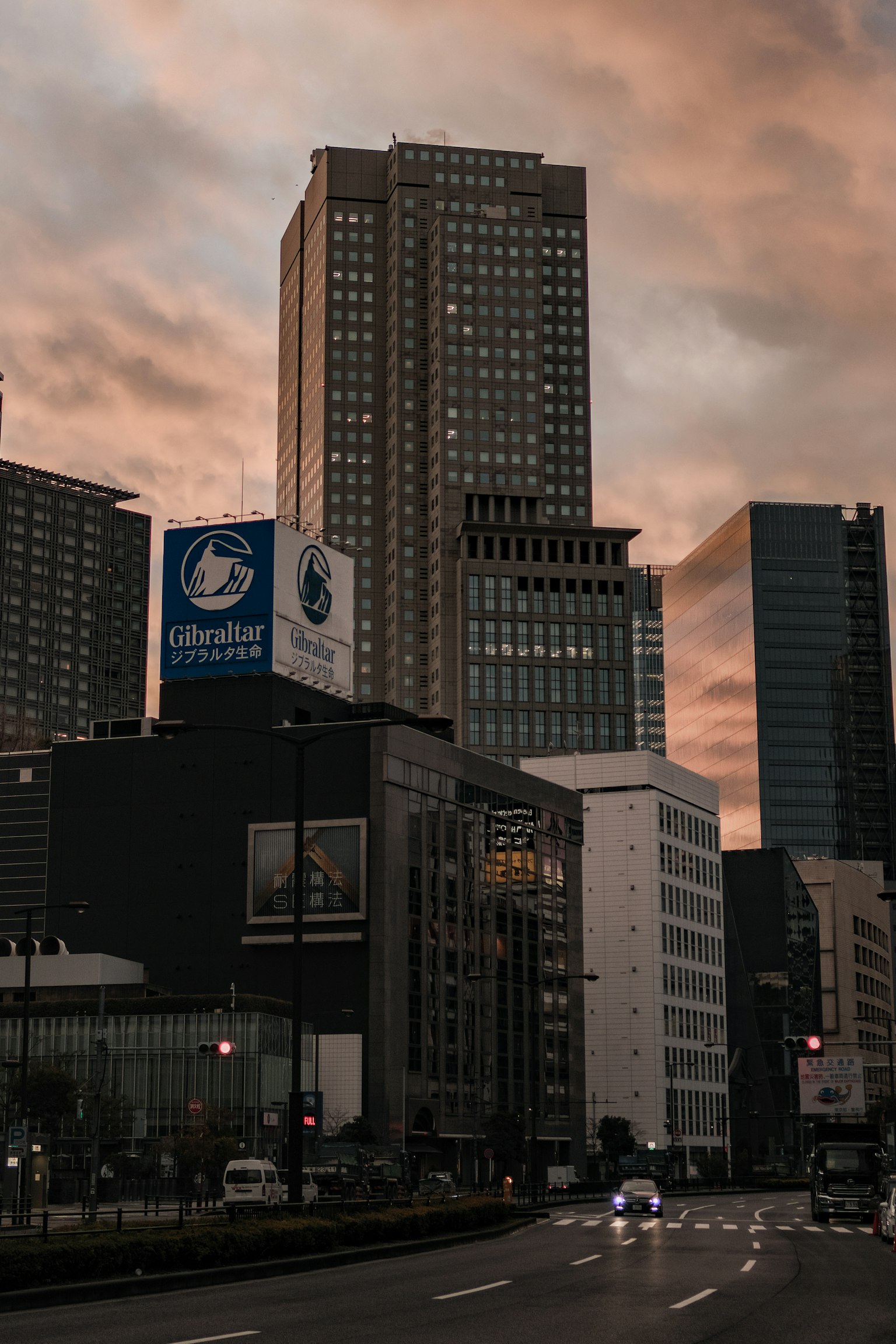 城市天際線與摩天大樓和日落