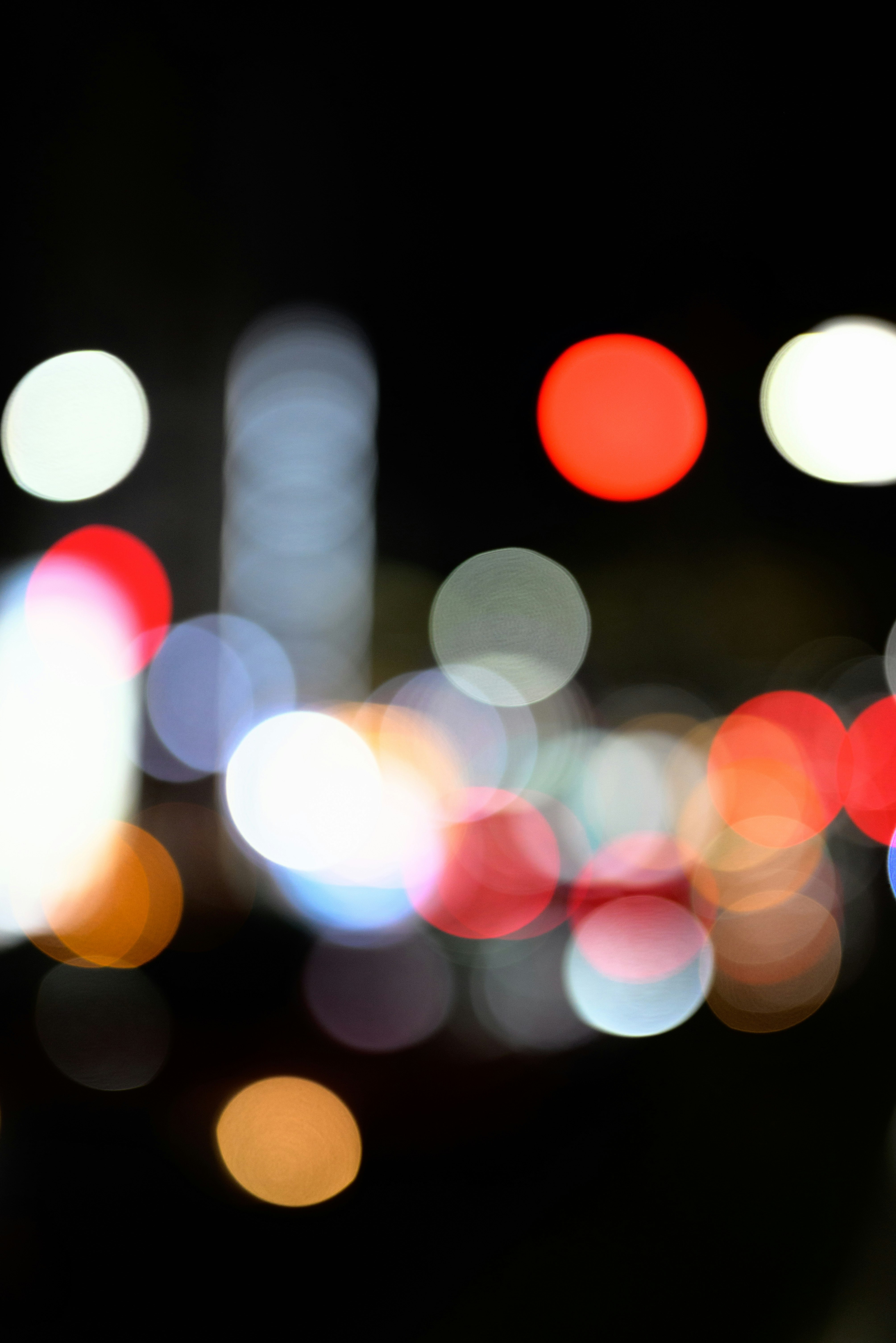 夜の街の光がにじむボケ背景
