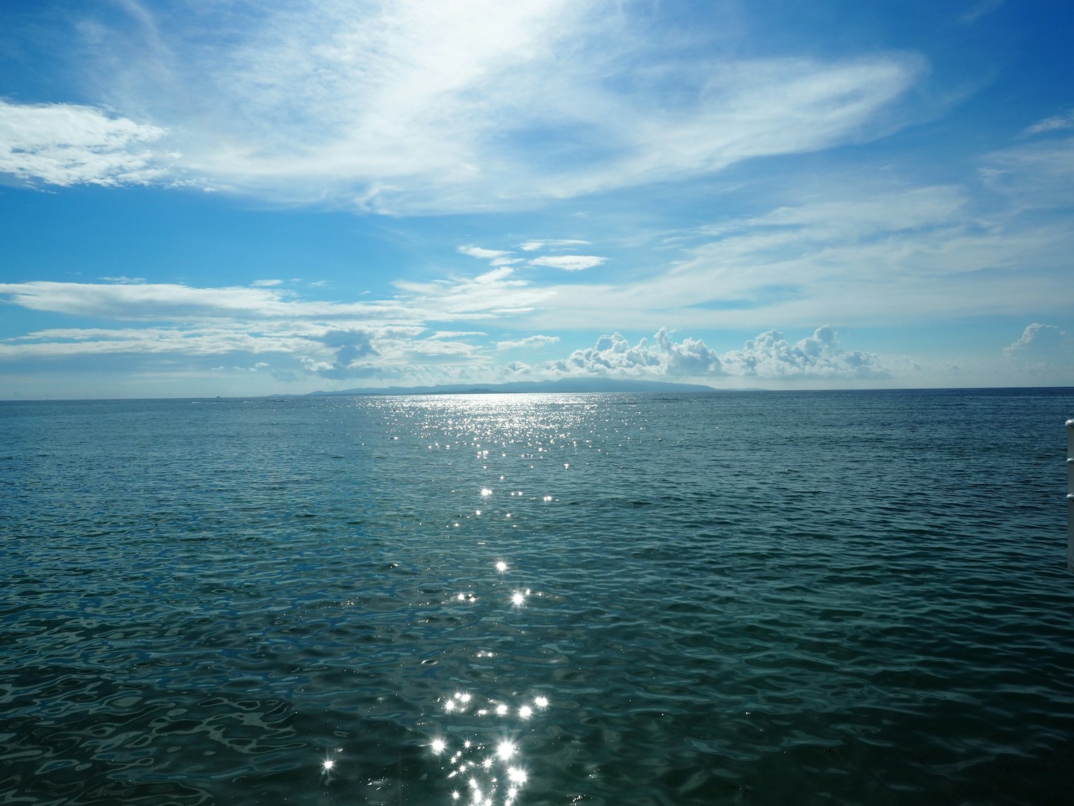 ทิวทัศน์ที่สวยงามของทะเลสีน้ำเงินและท้องฟ้าพร้อมกับการสะท้อนบนผิวน้ำ