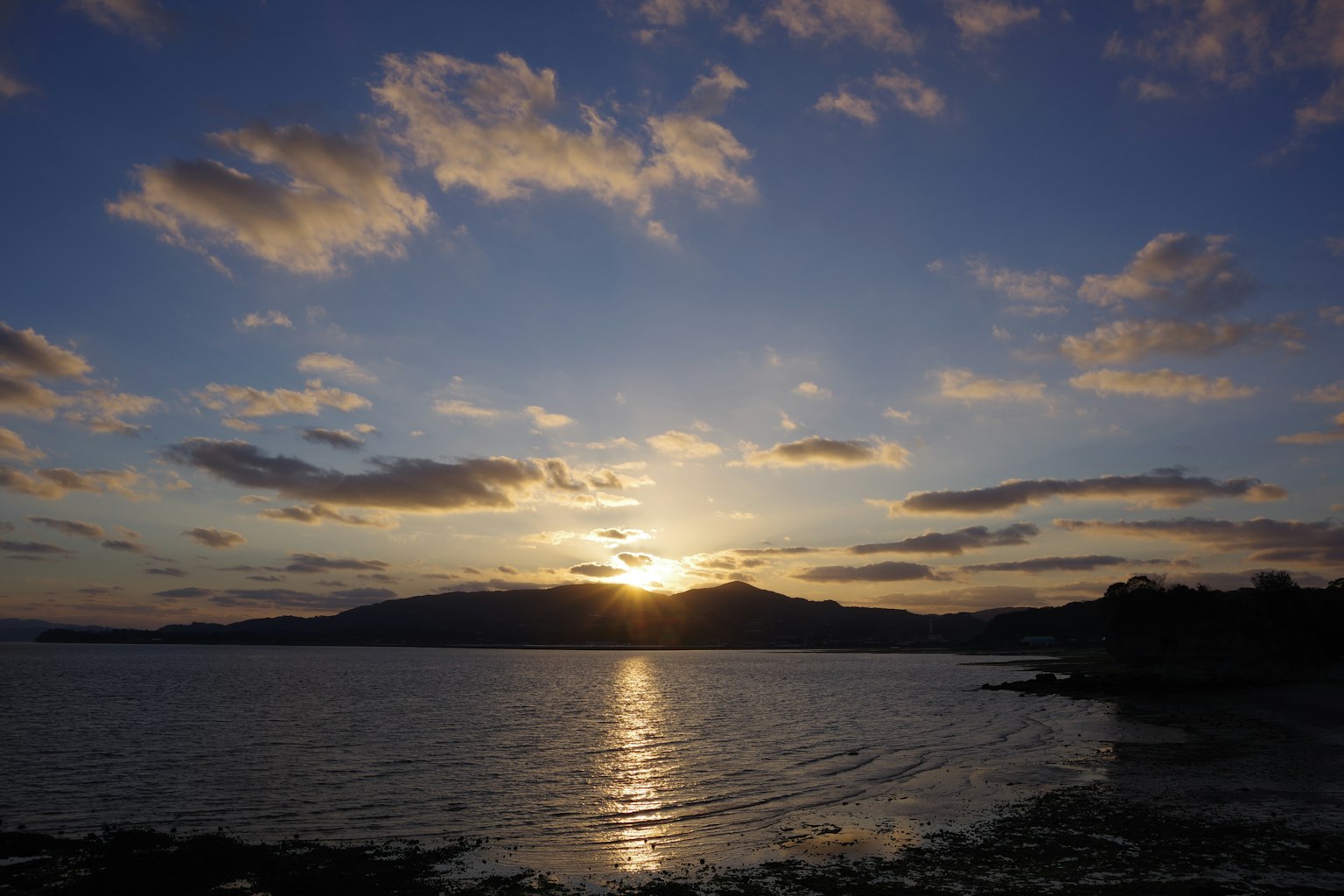 ทิวทัศน์ที่สวยงามพร้อมพระอาทิตย์ตกสะท้อนบนทะเล