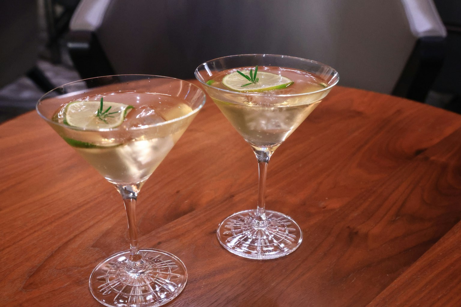 Due bicchieri di cocktail con fette di lime galleggianti