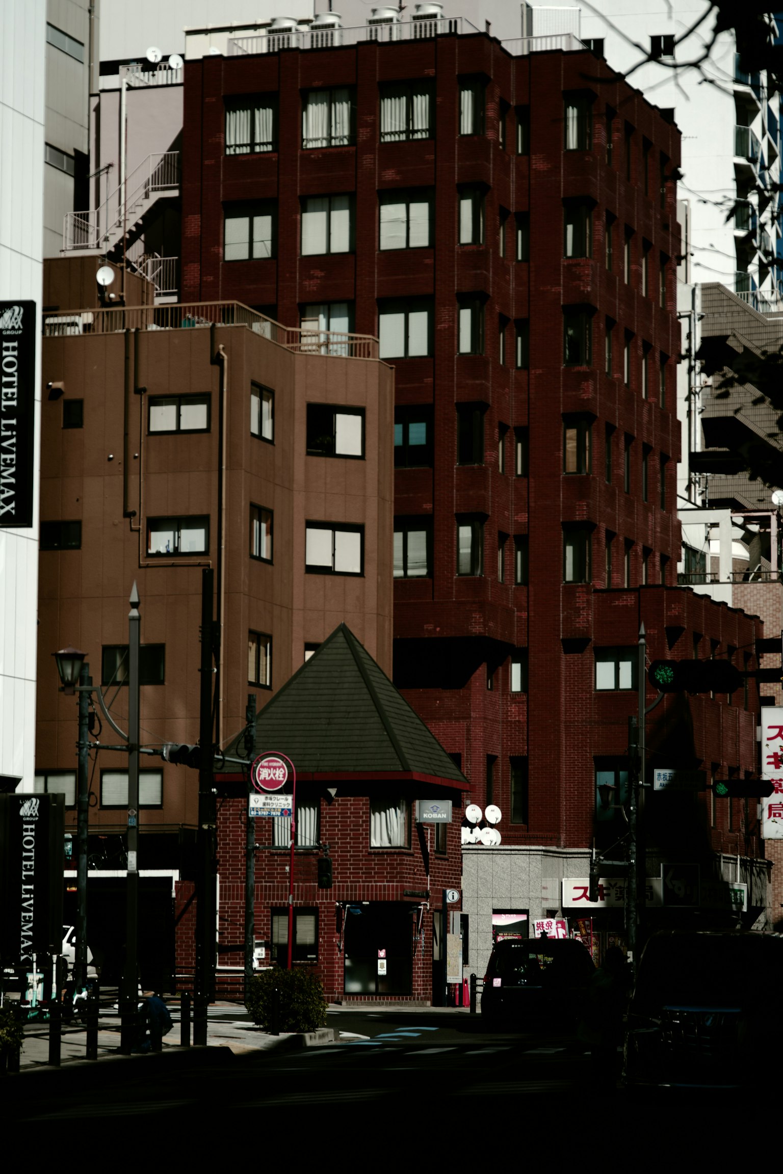Paisaje urbano con edificios marrón rojizo