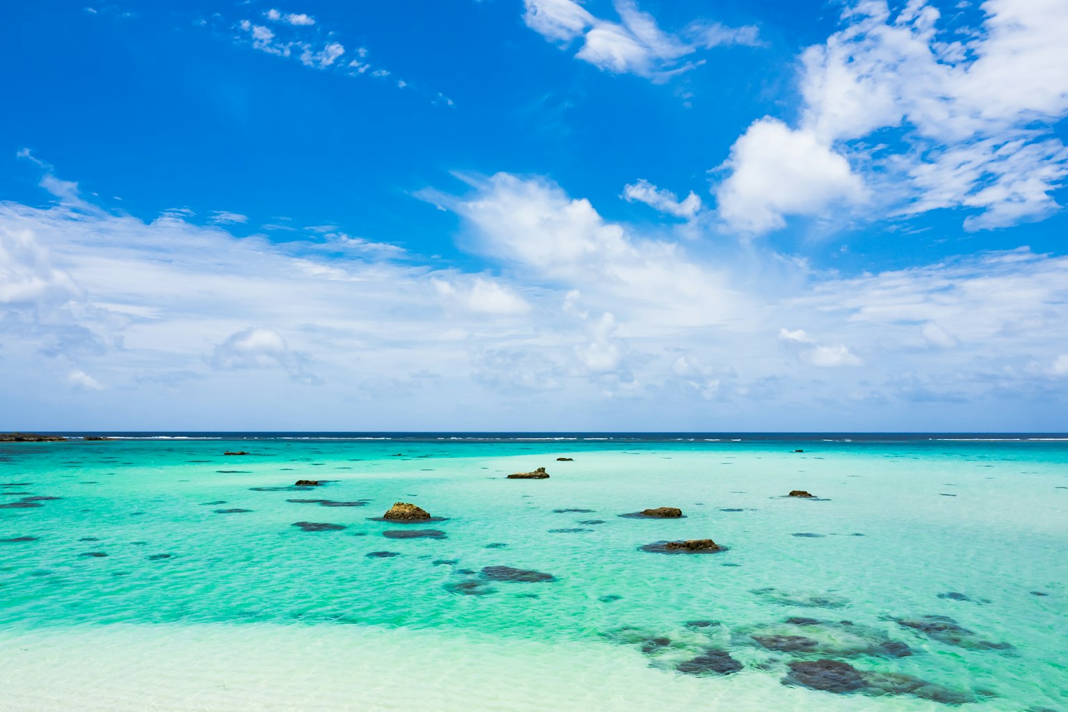 Pemandangan pantai yang indah dengan langit biru dan lautan jernih