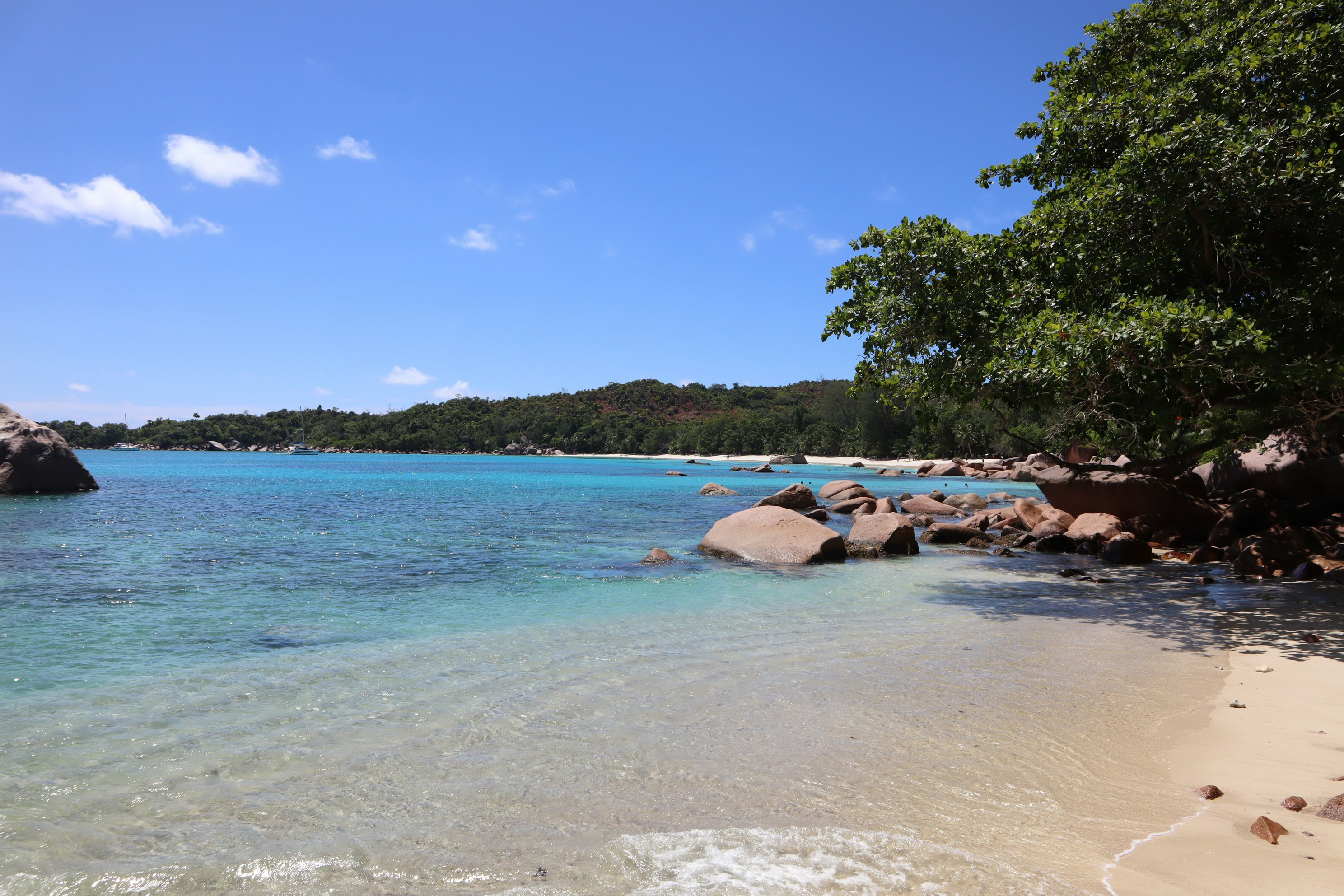 teluk tenang dengan laut tenang dan pantai berpasir