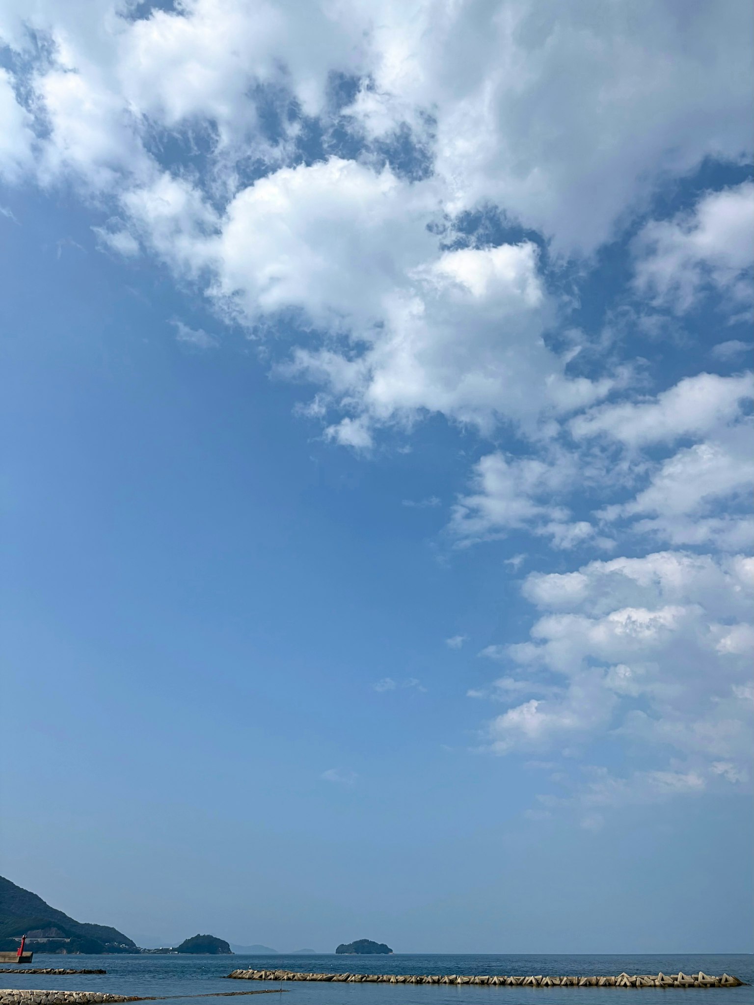 푸른 하늘과 흰 구름이 있는 바다의 경치