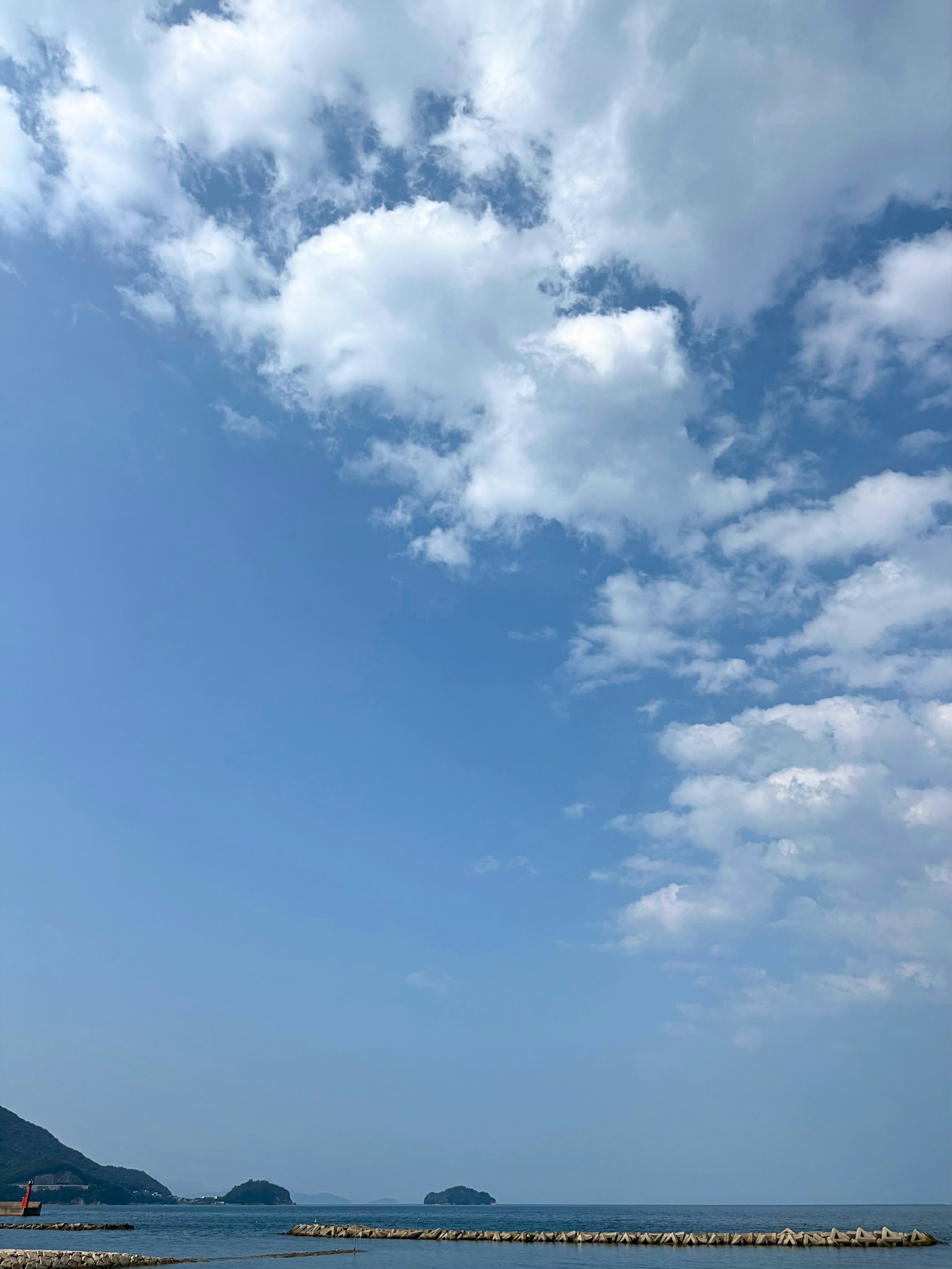 蓝天和白云下的海景