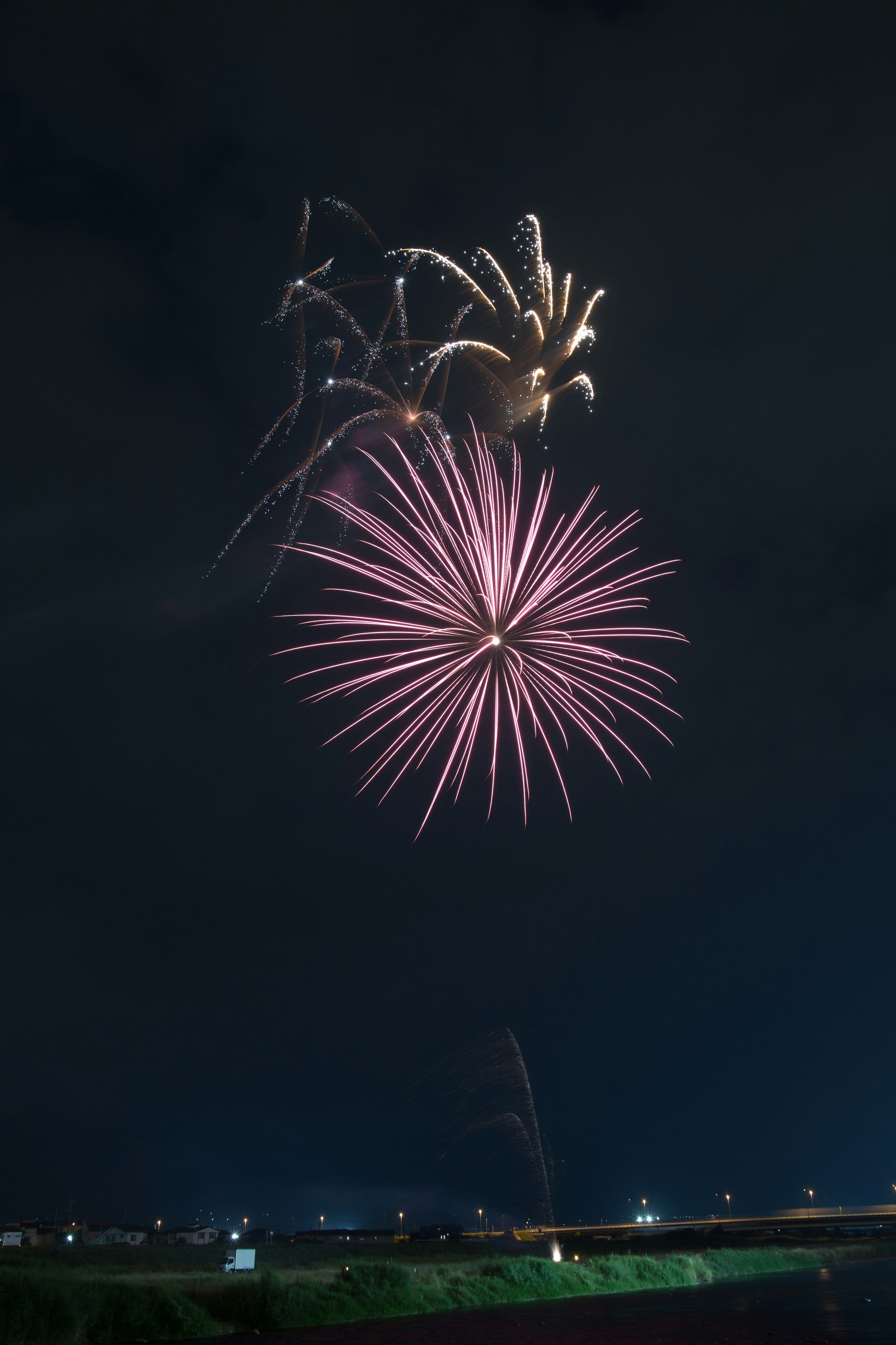 Feuerwerk, das am Nachthimmel explodiert