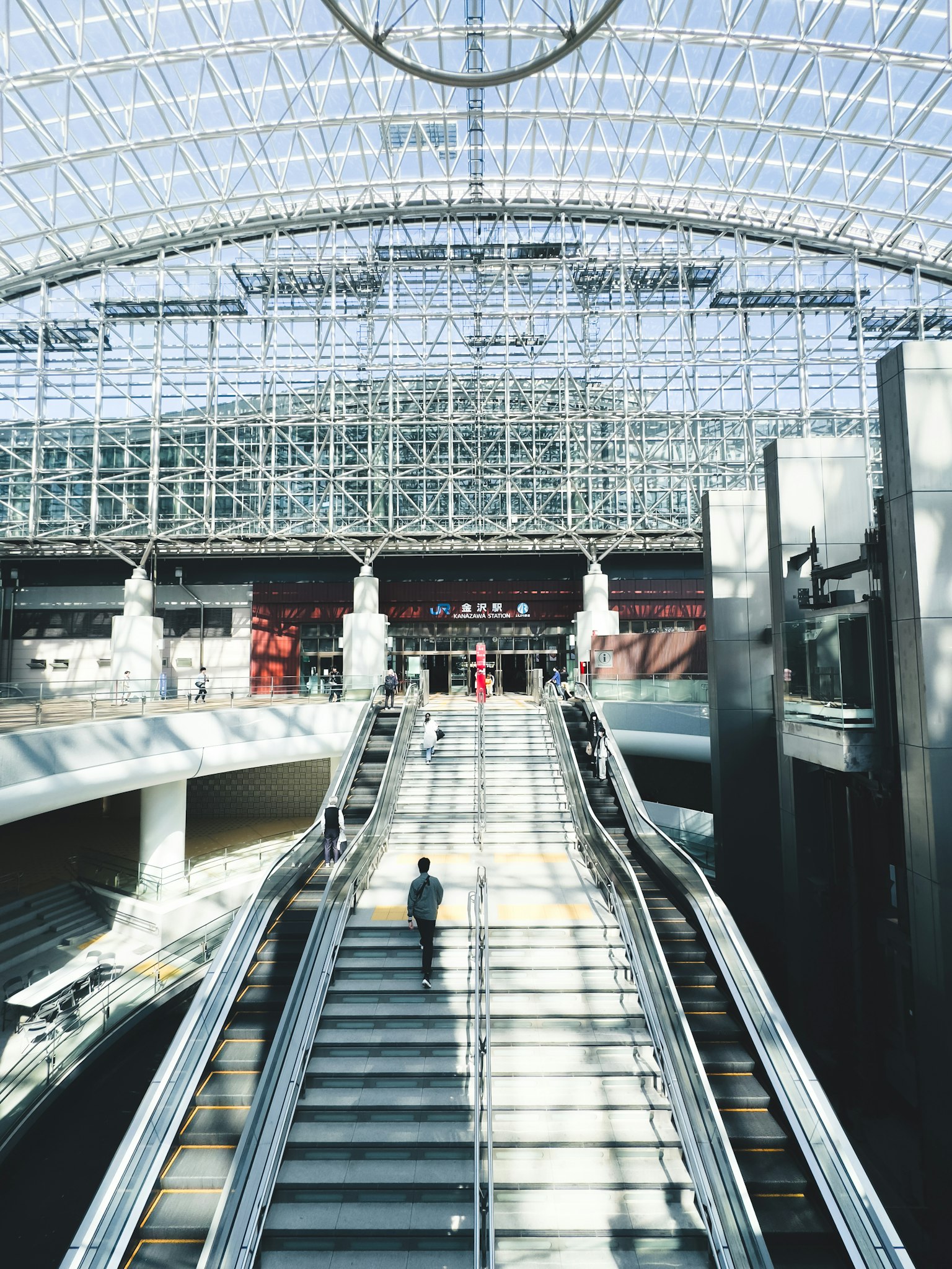 Intérieur d'une gare moderne avec un toit transparent structure en acier escalier roulant panneau d'entrée