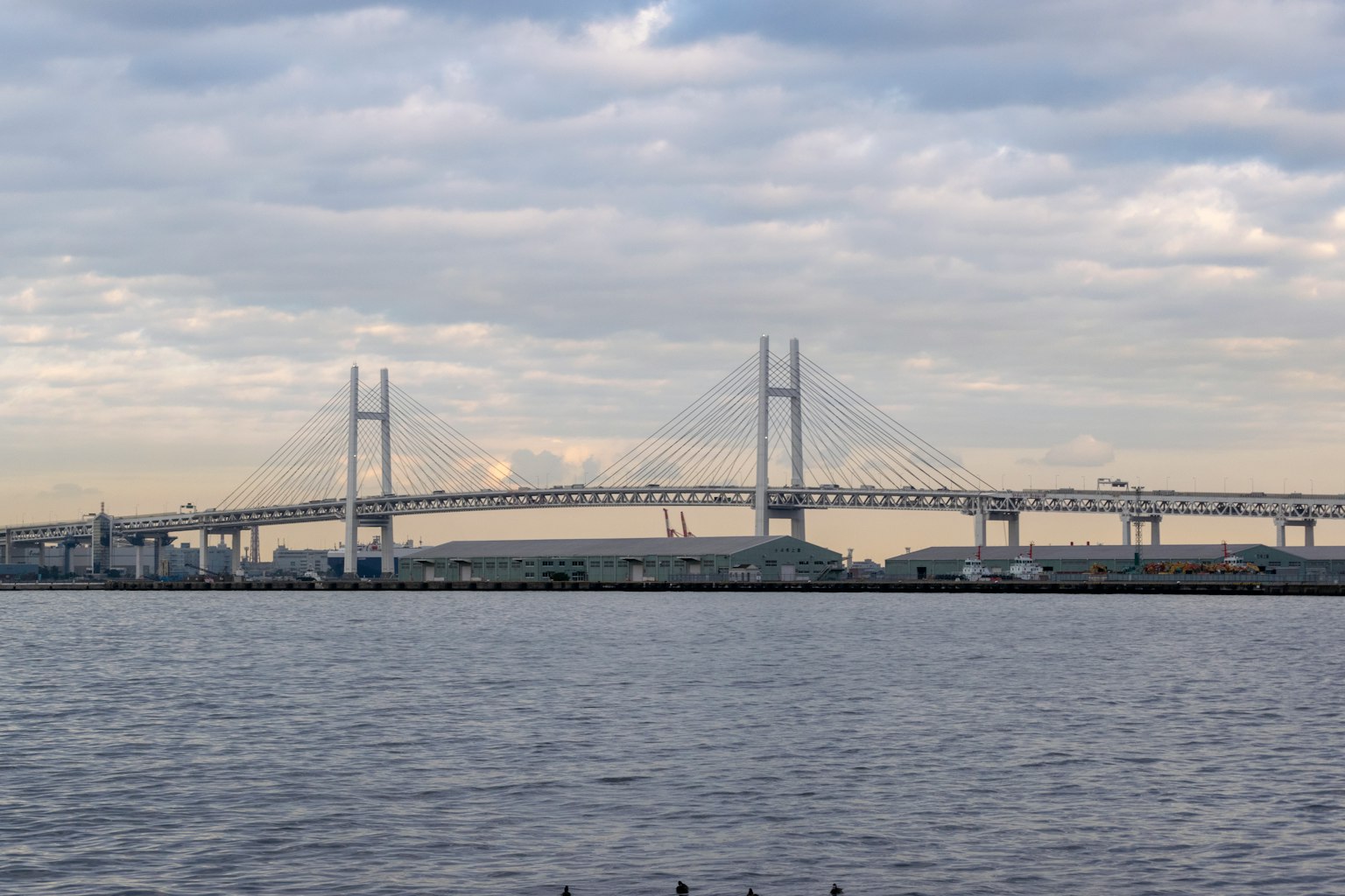Jembatan Yokohama Bay di bawah langit senja