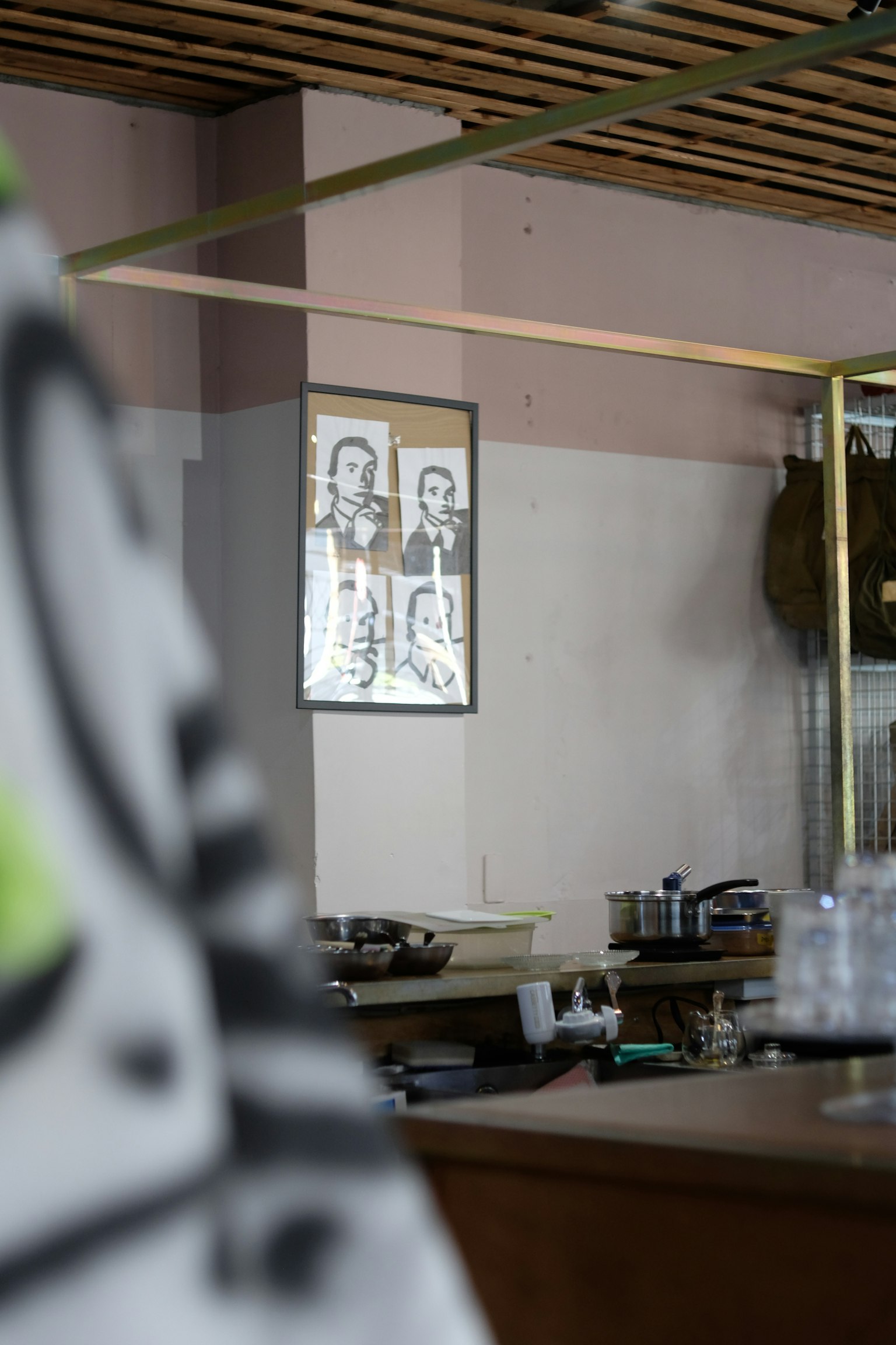Intérieur d'un café avec des portraits en noir et blanc sur le mur