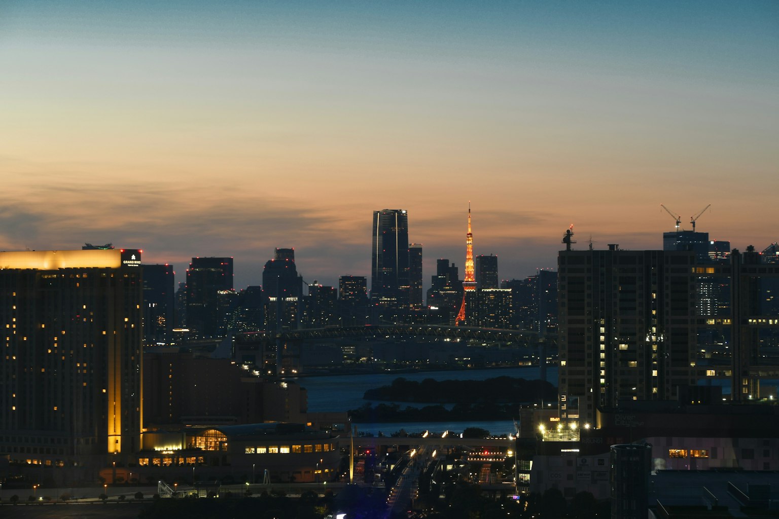 Skyline di Tokyo al crepuscolo con la Torre di Tokyo e grattacieli