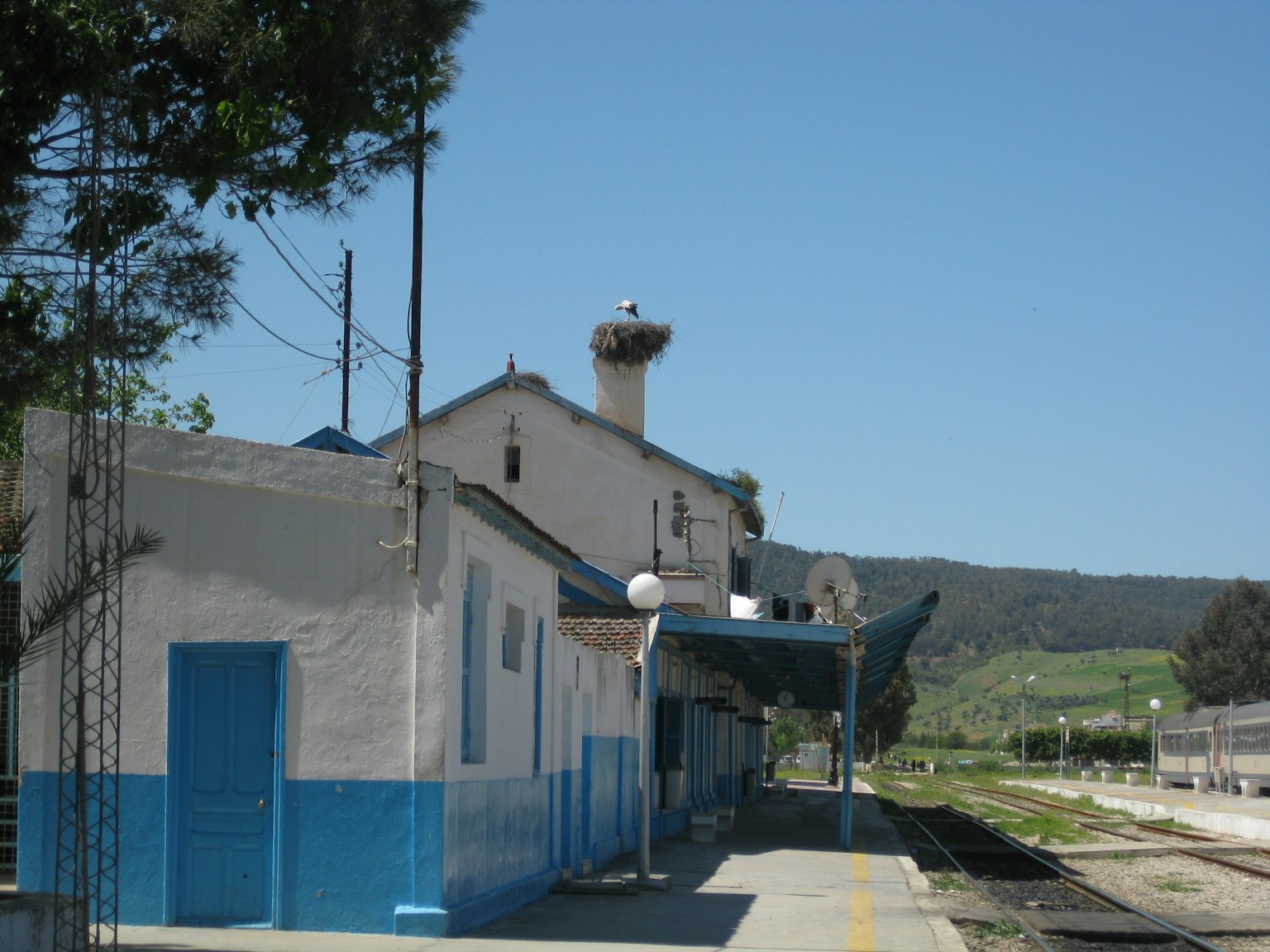Stazione ferroviaria tranquilla con edificio blu e bianco
