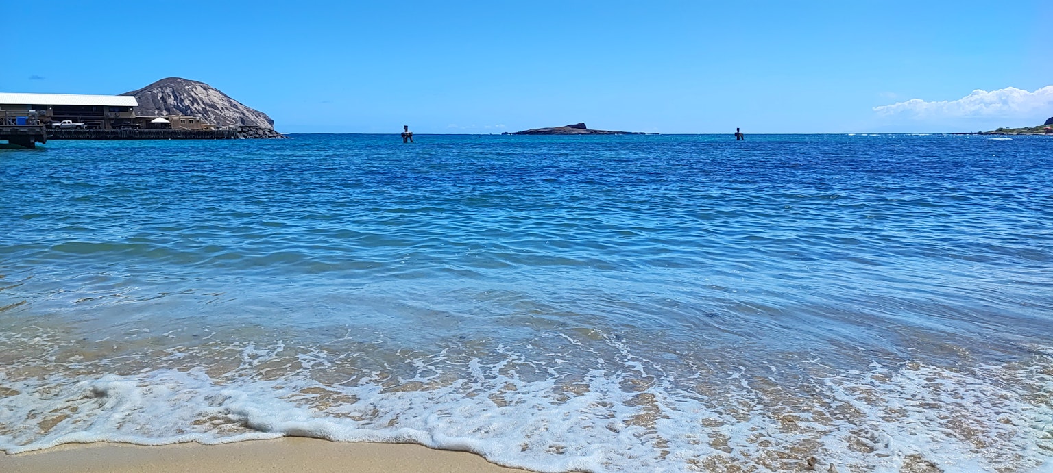 藍色海洋和沙灘的風景 晴空和小島可見