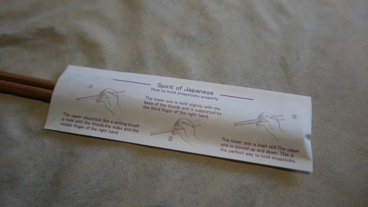 Hoja de instrucciones con ilustraciones sobre cómo usar los palillos de madera