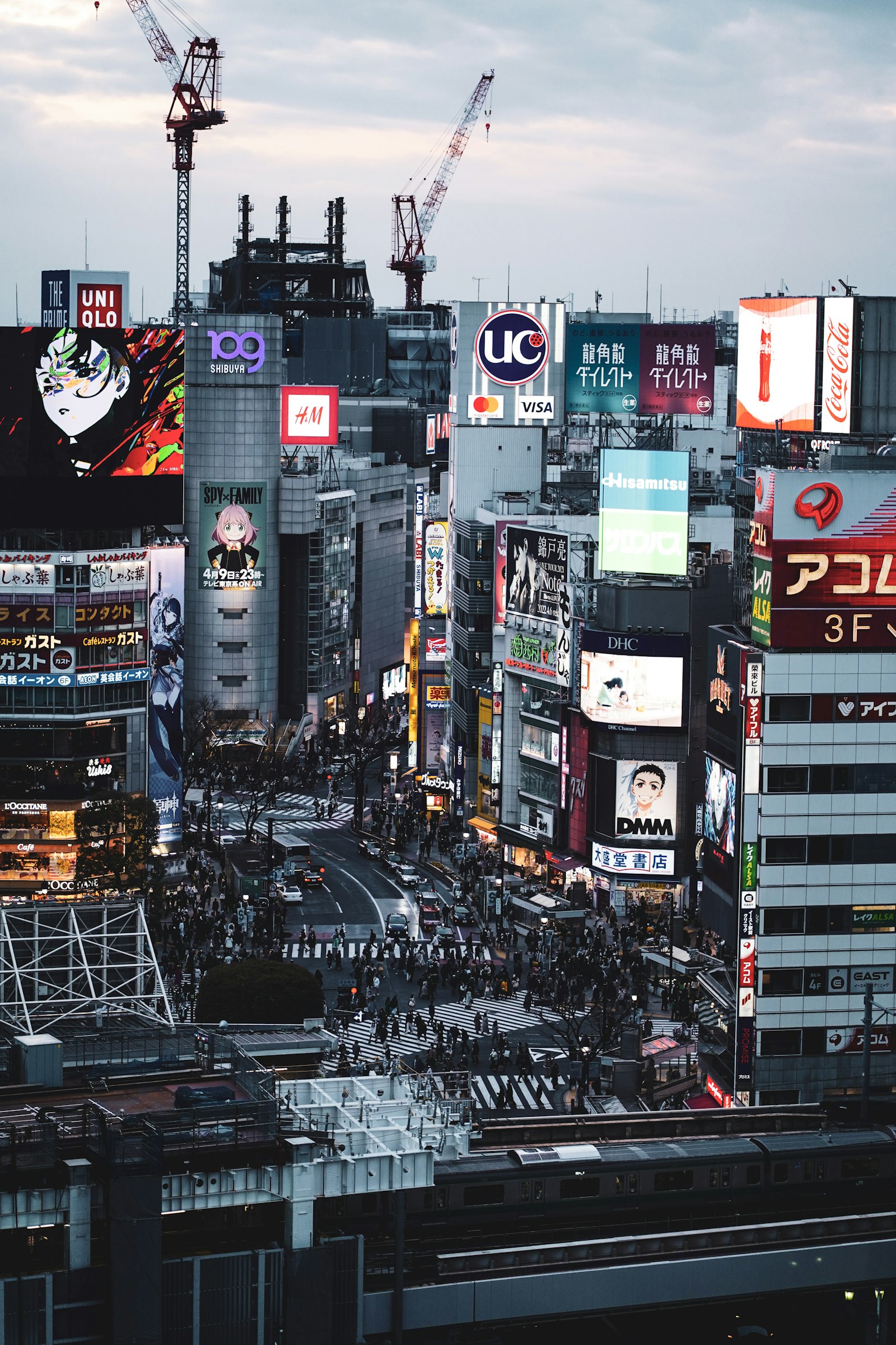 Una scena urbana affollata a Shibuya con folle e insegne al neon al crepuscolo