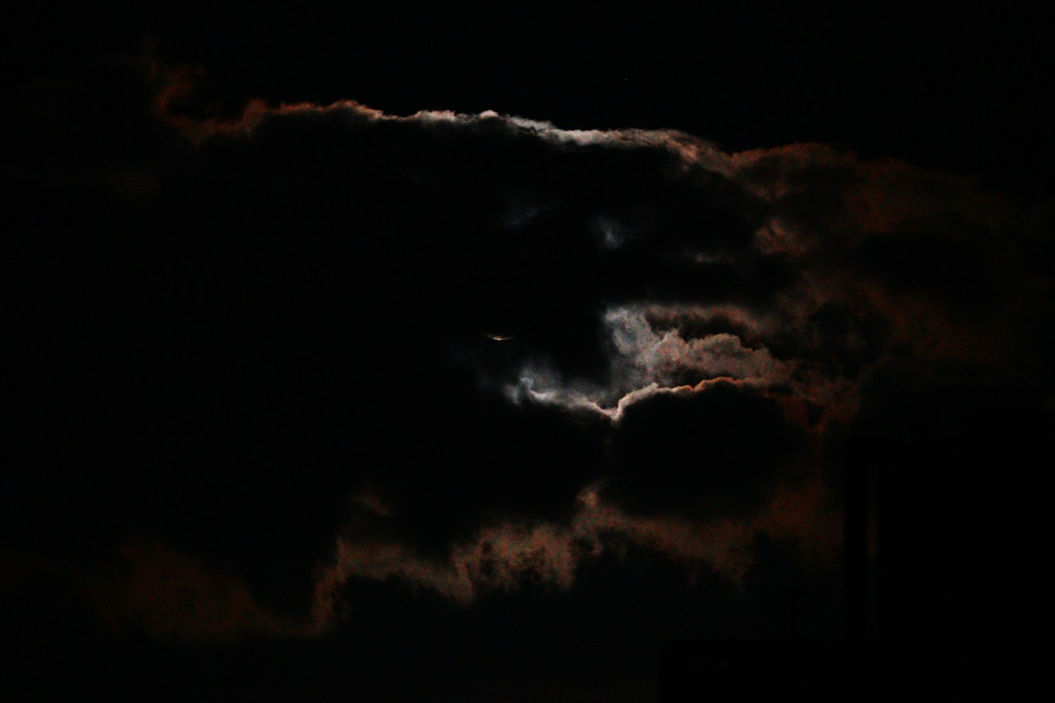 夜空中月光透过黑暗云层
