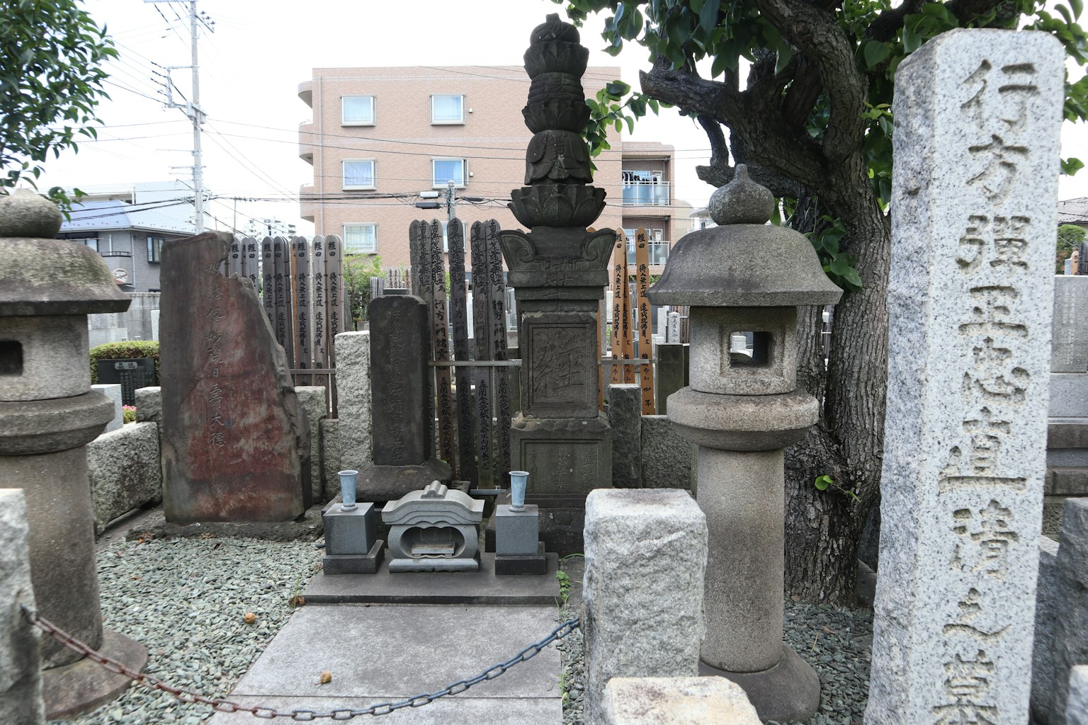 Un paysage de cimetière serein avec des lanternes en pierre et des pierres tombales