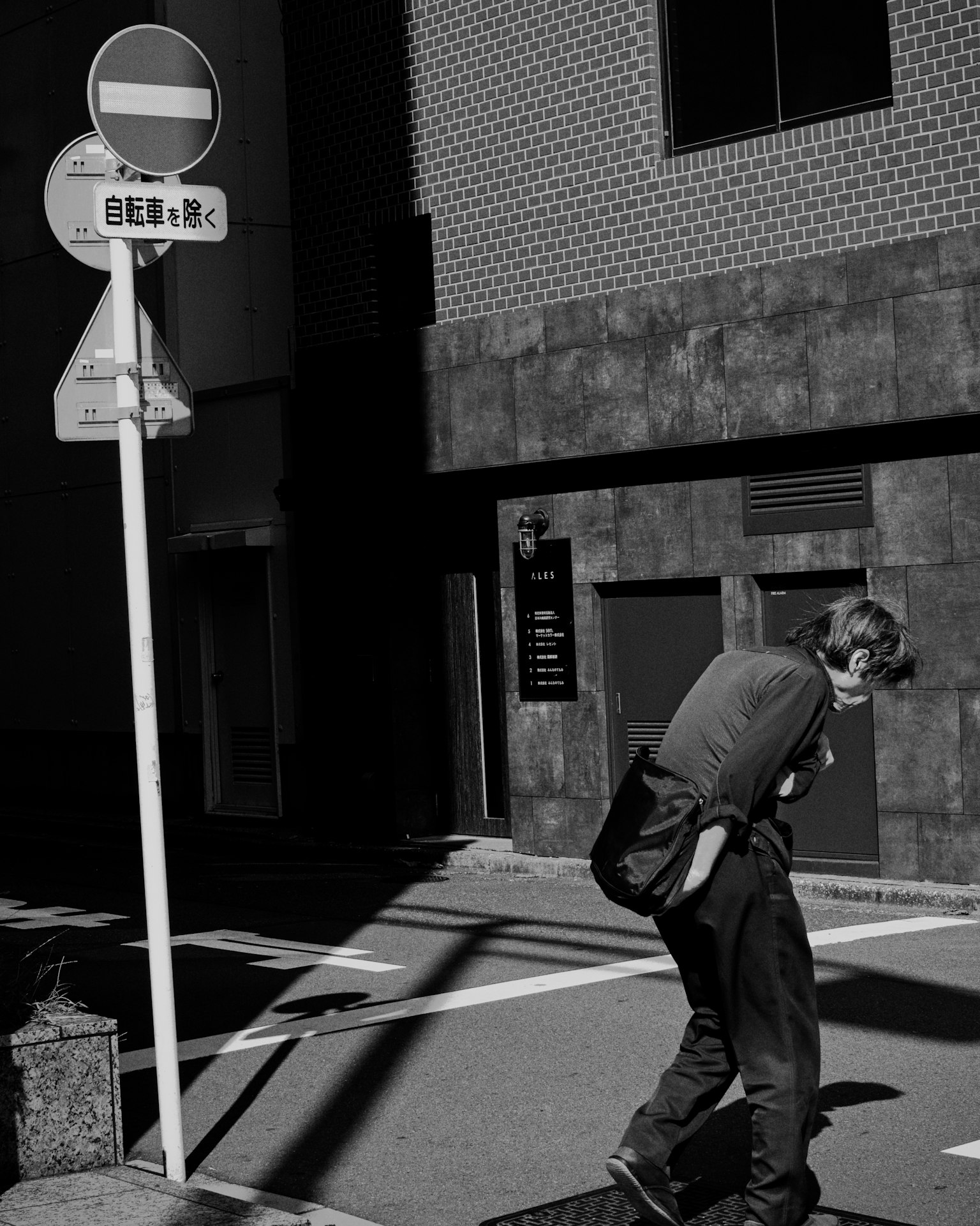 รูปทรงกลมสีขาวที่สว่างอยู่บนพื้นหลังมืด