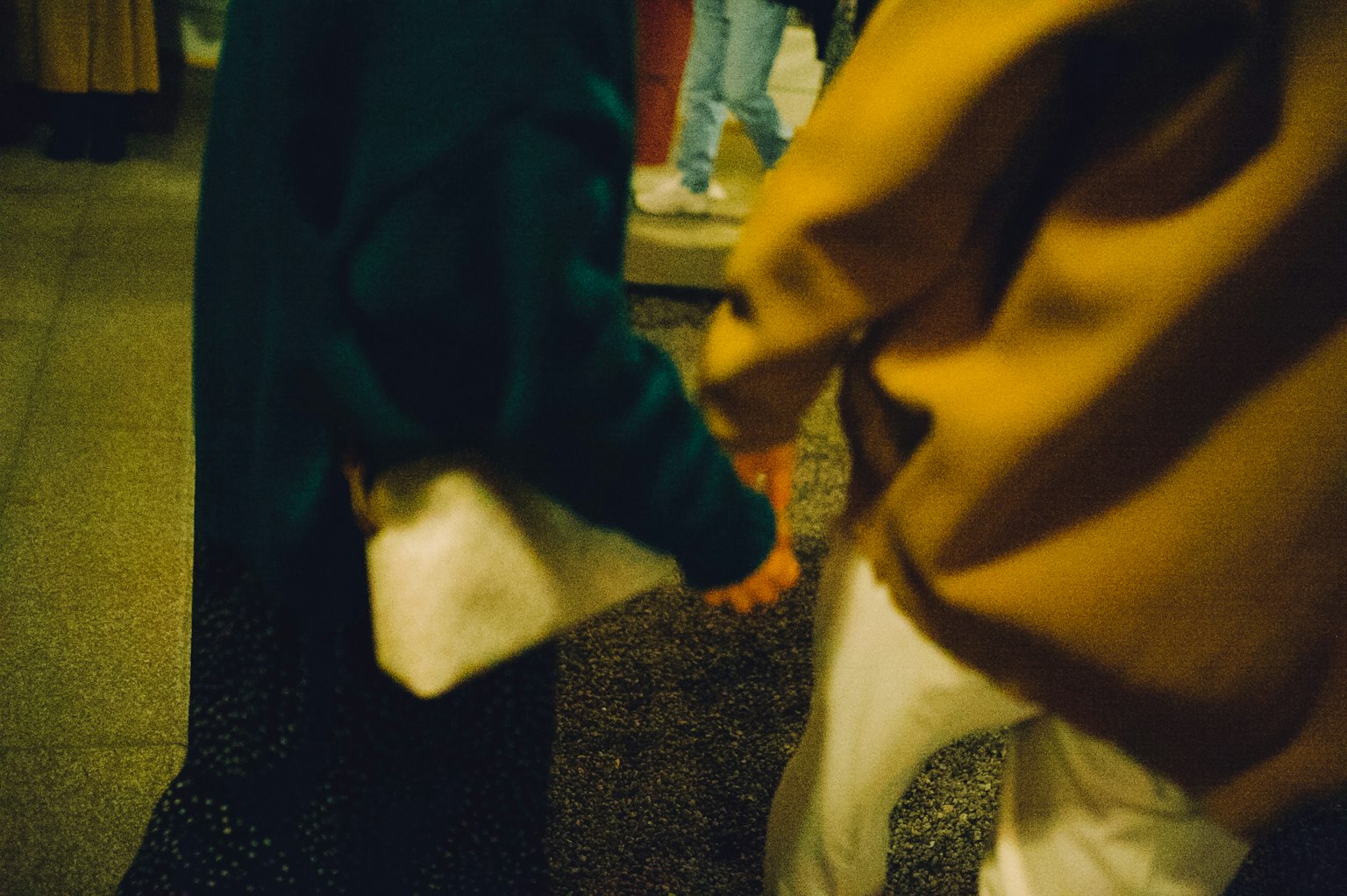 兩個人穿著休閒服裝手牽手一起走