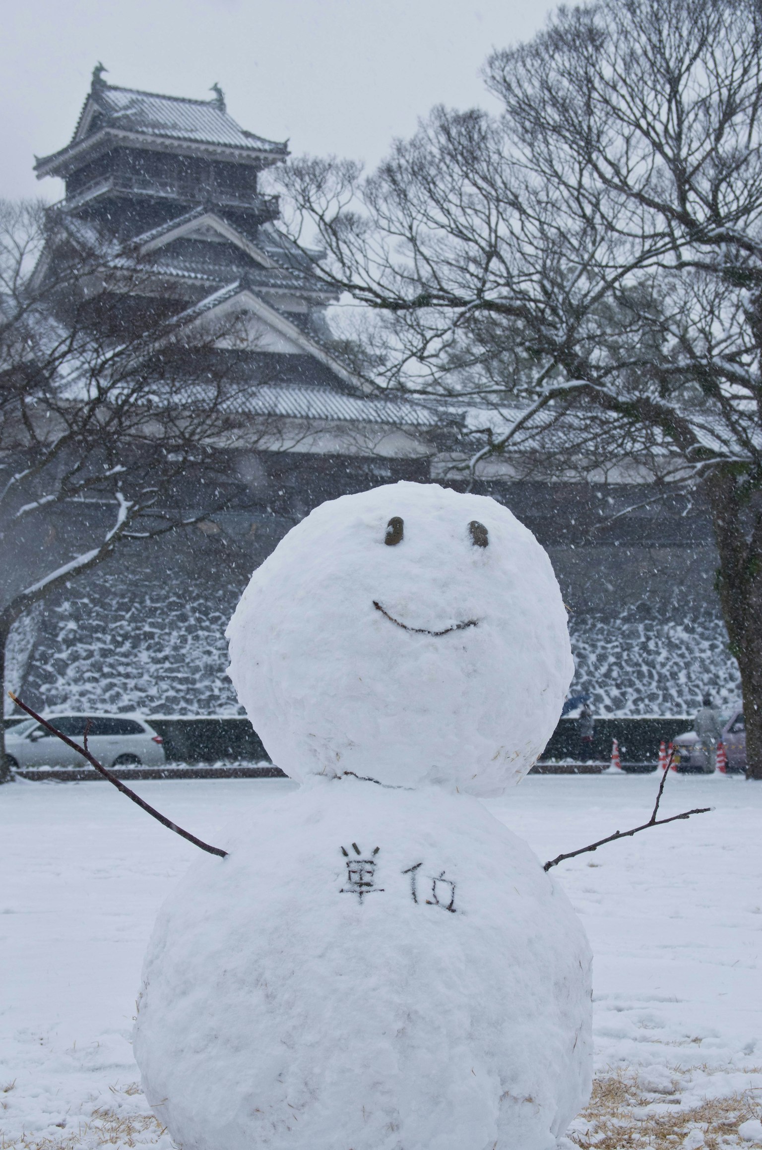 雪人和背景中的城堡