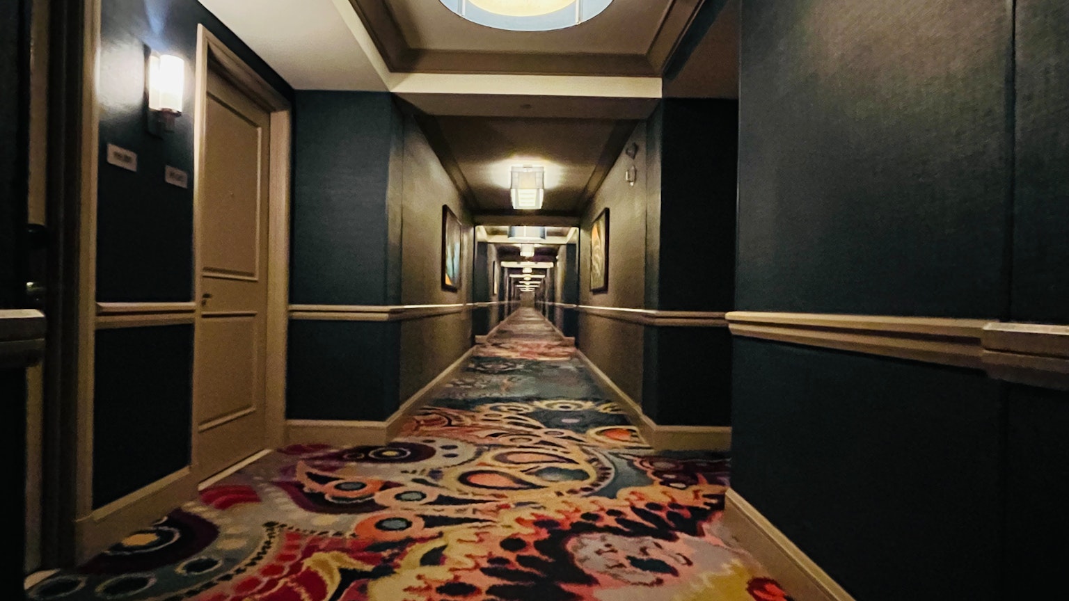 Interior de un pasillo de hotel con alfombra lujosa