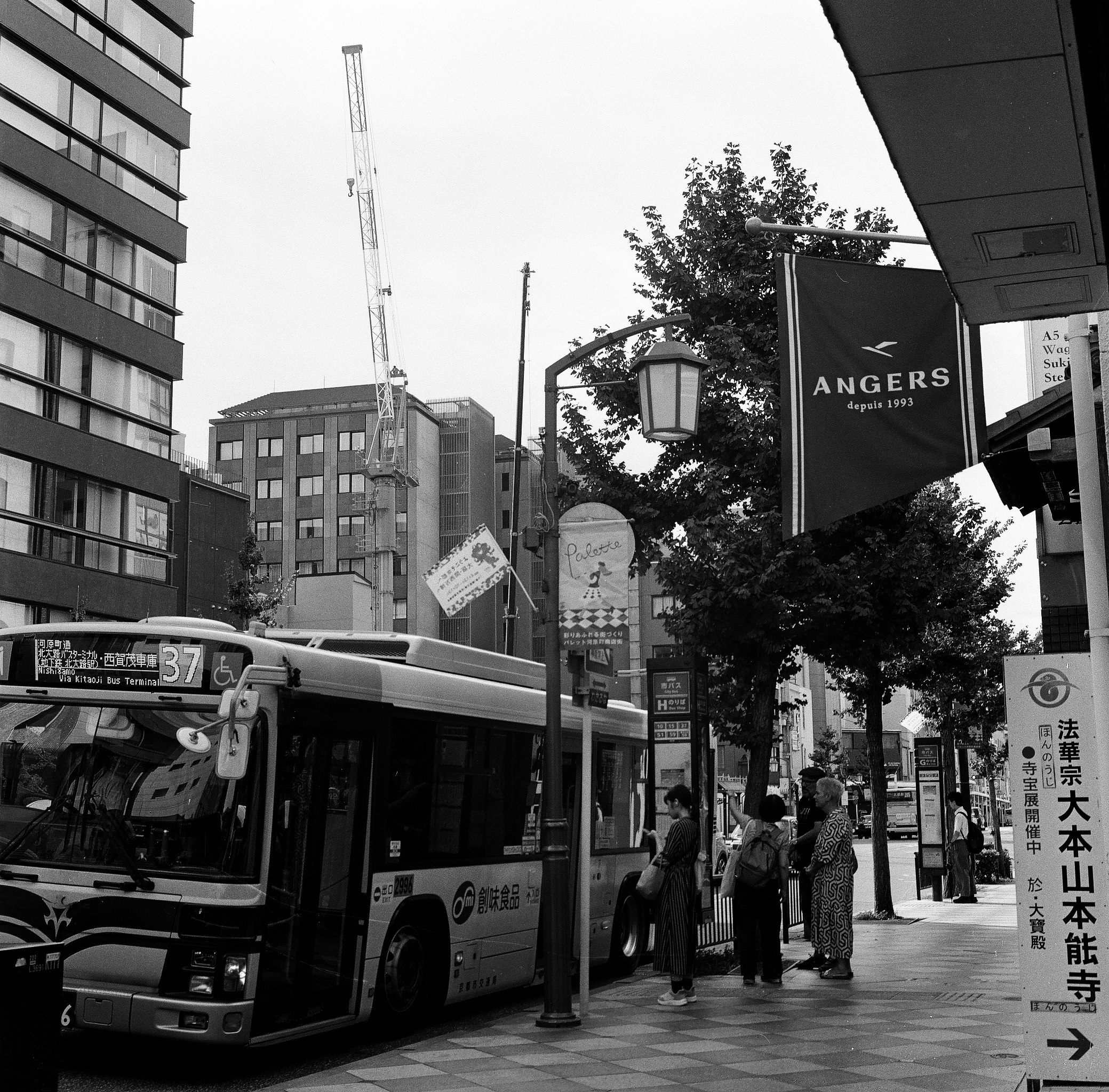 バス停のある街角の風景