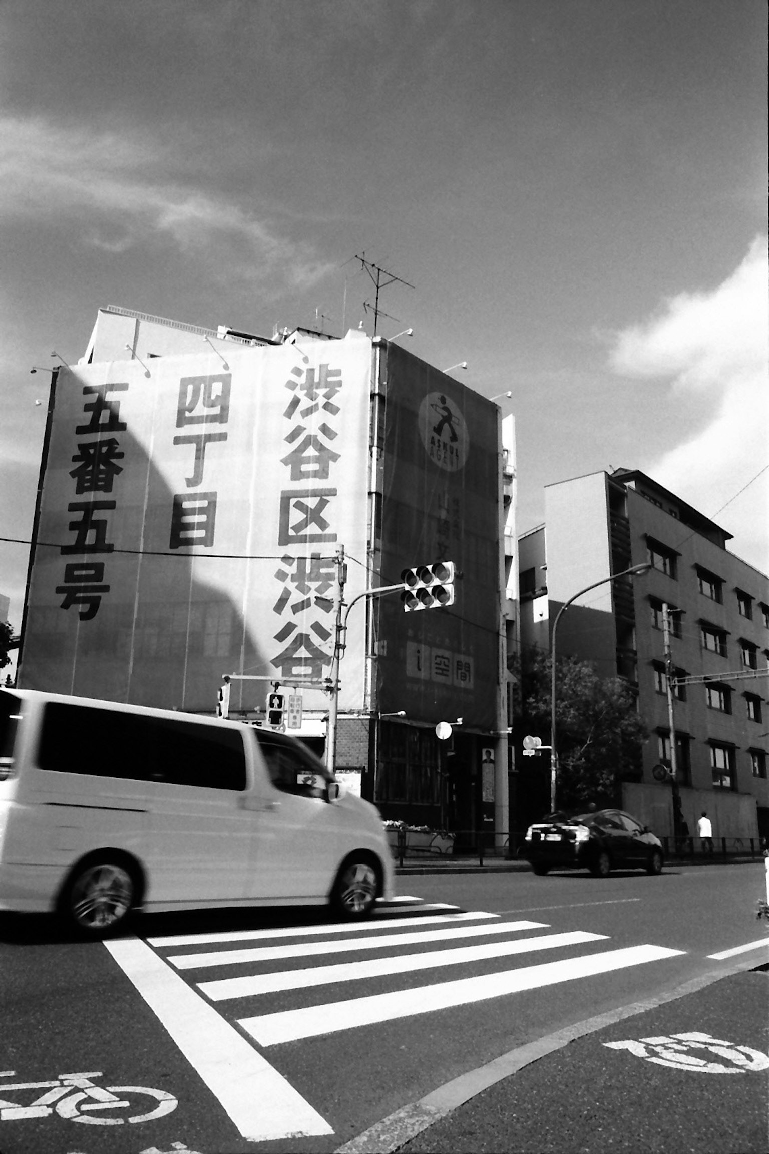 涉谷交叉口建築和交通信號的黑白圖像