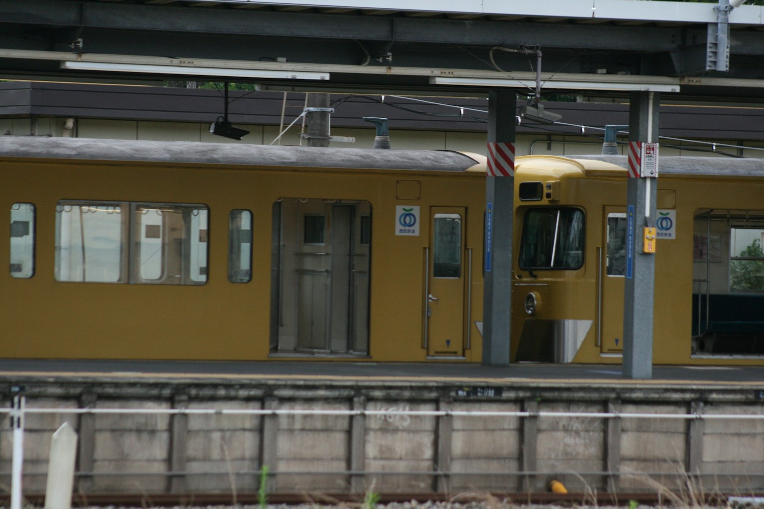 มุมมองบางส่วนของรถไฟสีเหลืองที่สถานี
