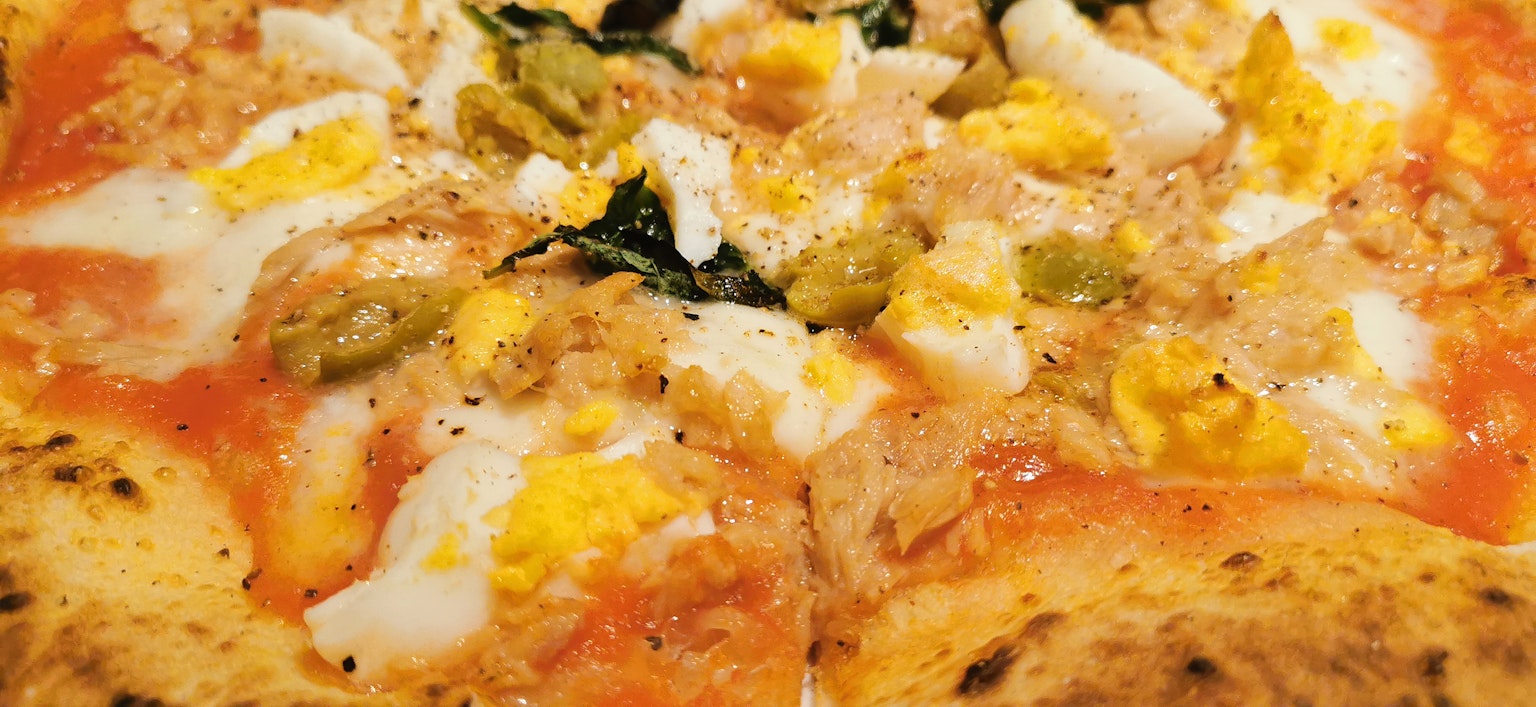 Pizza délicieuse garnie de sauce tomate fromage œufs et olives