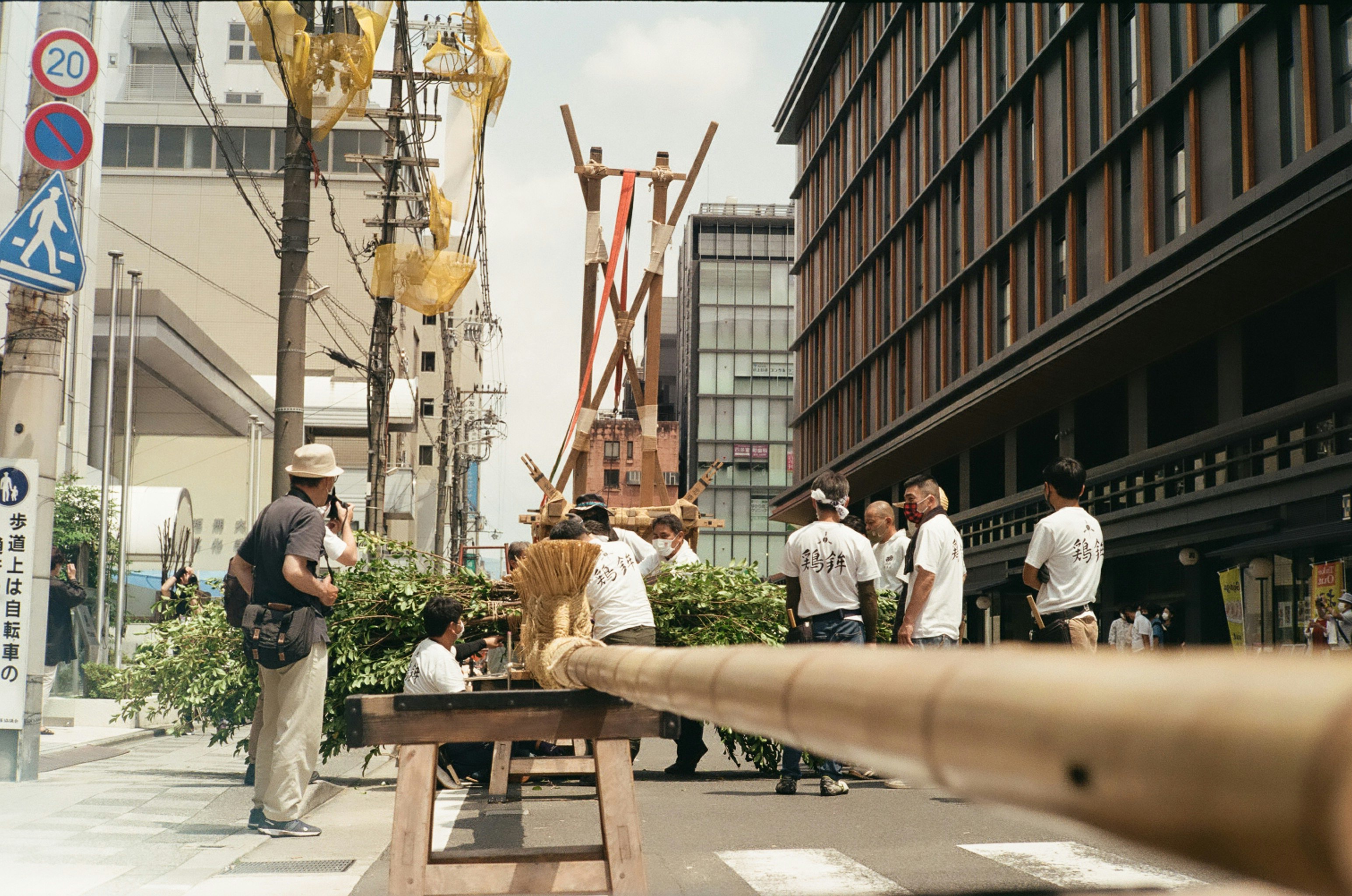 祇園祭の山鉾が並ぶ街の通りの風景