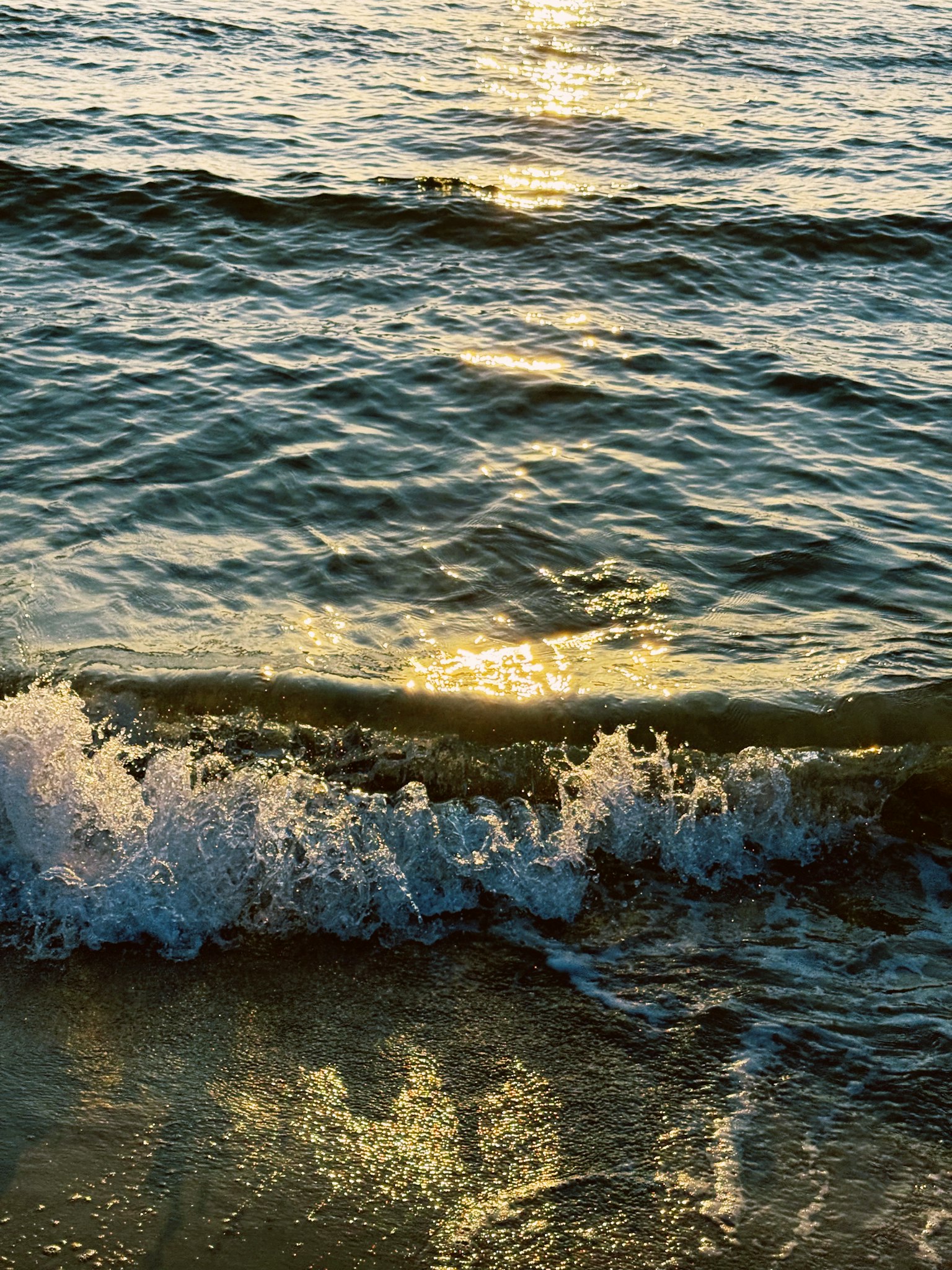 柔和的海浪在平靜的海面上反射陽光