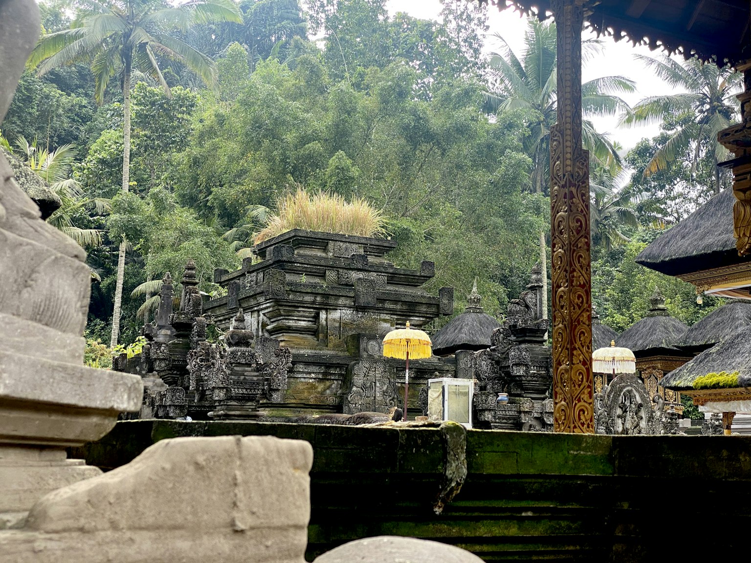 Ruhige Landschaft eines Tempels in Ubud mit Steinstrukturen und üppigem Grün