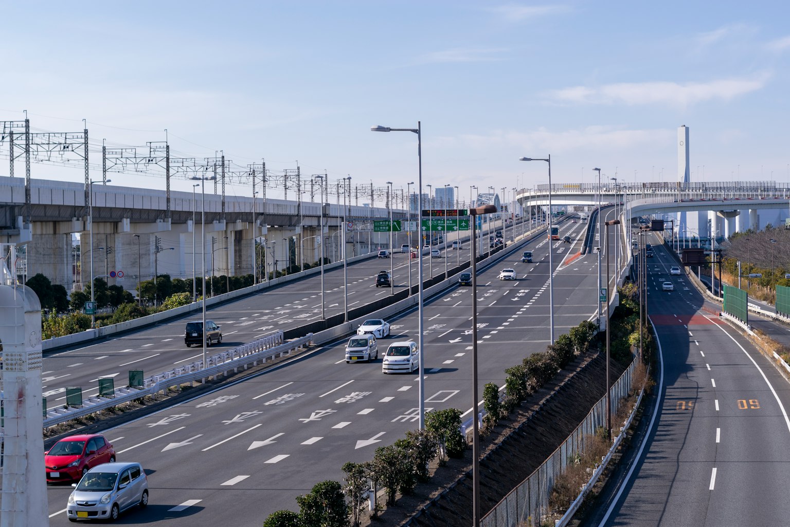 Paisaje urbano con autopista elevada y coches en movimiento