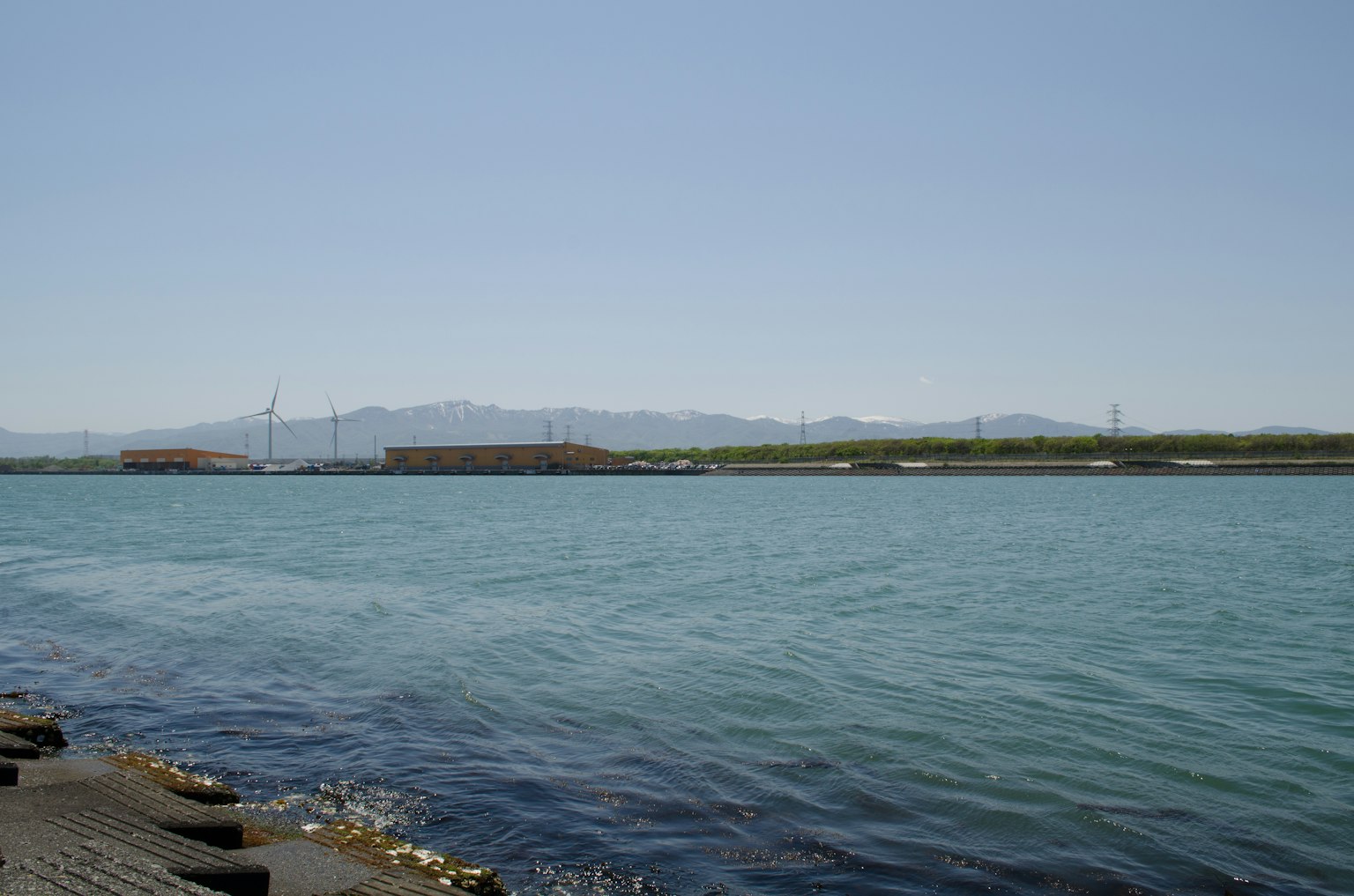 Vista panoramica di un fiume con acqua blu e montagne lontane