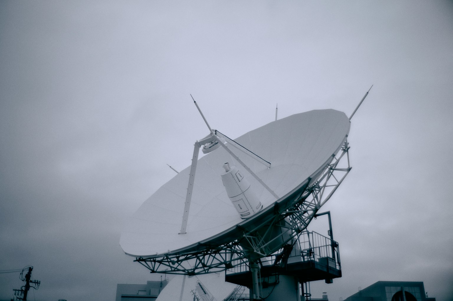 Antena parabólica instalada bajo un cielo nublado