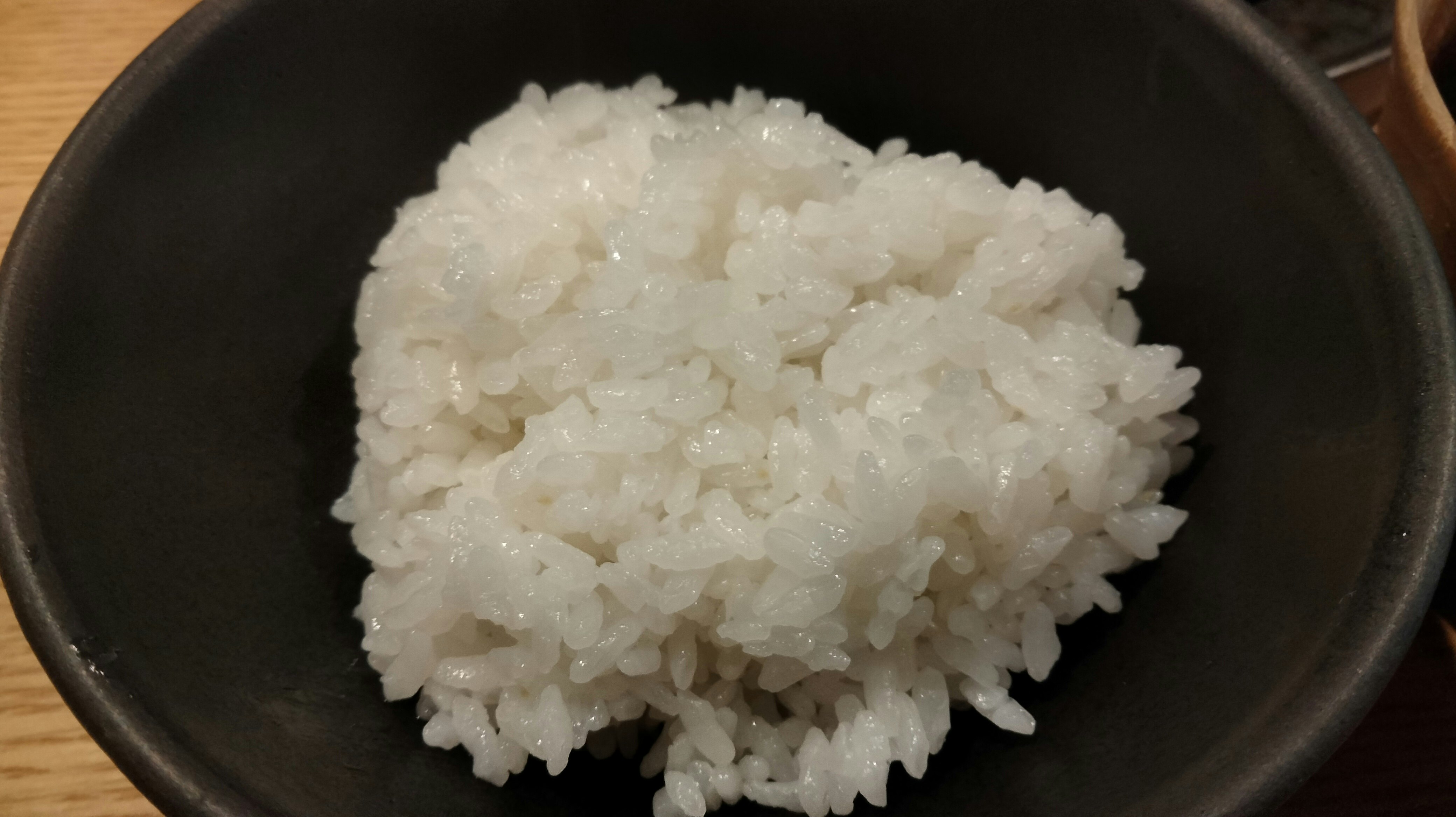 黑色碗里的白米饭