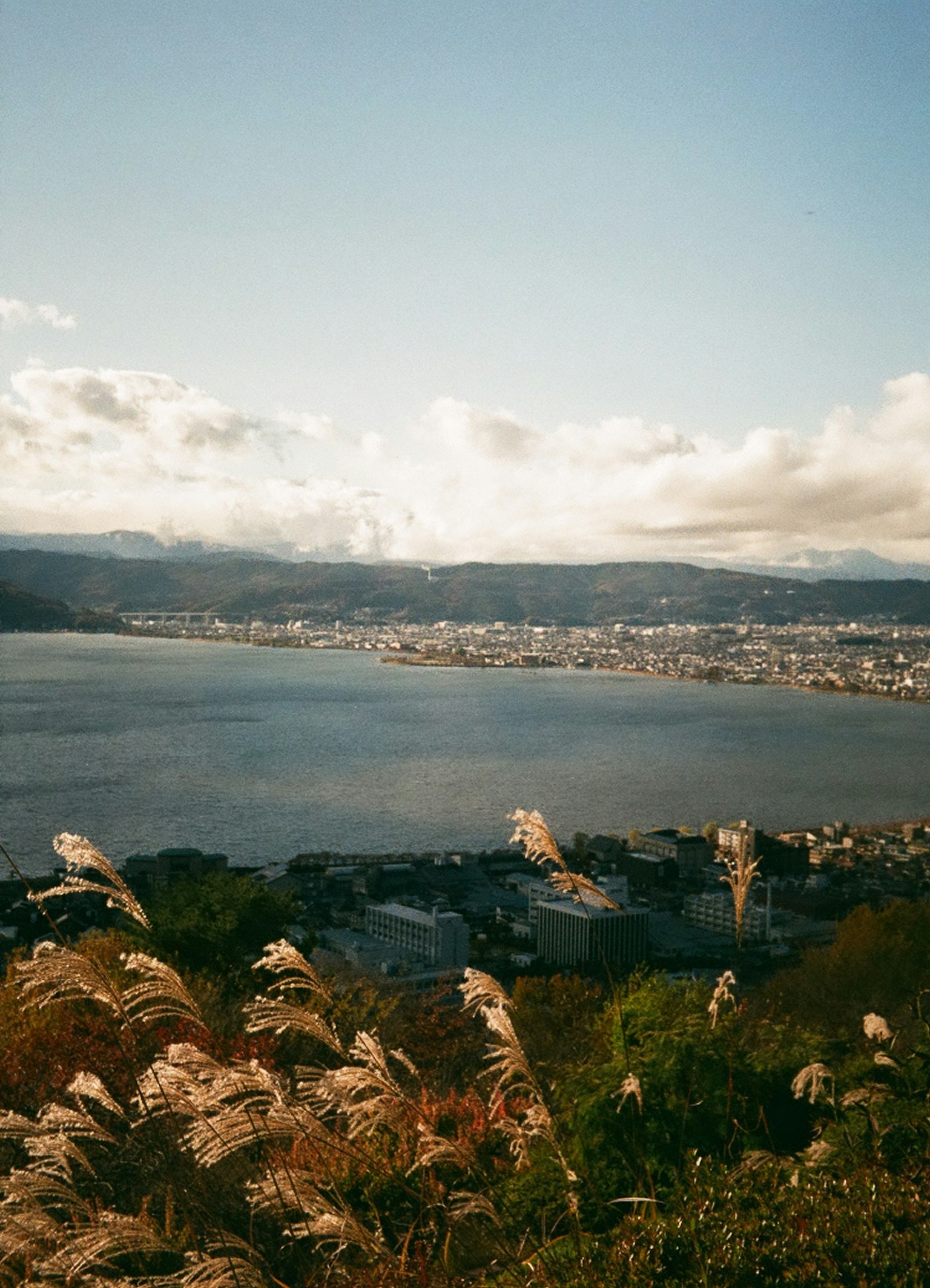 Friedliche Landschaftsfotografie mit einem See und Bergen im Hintergrund