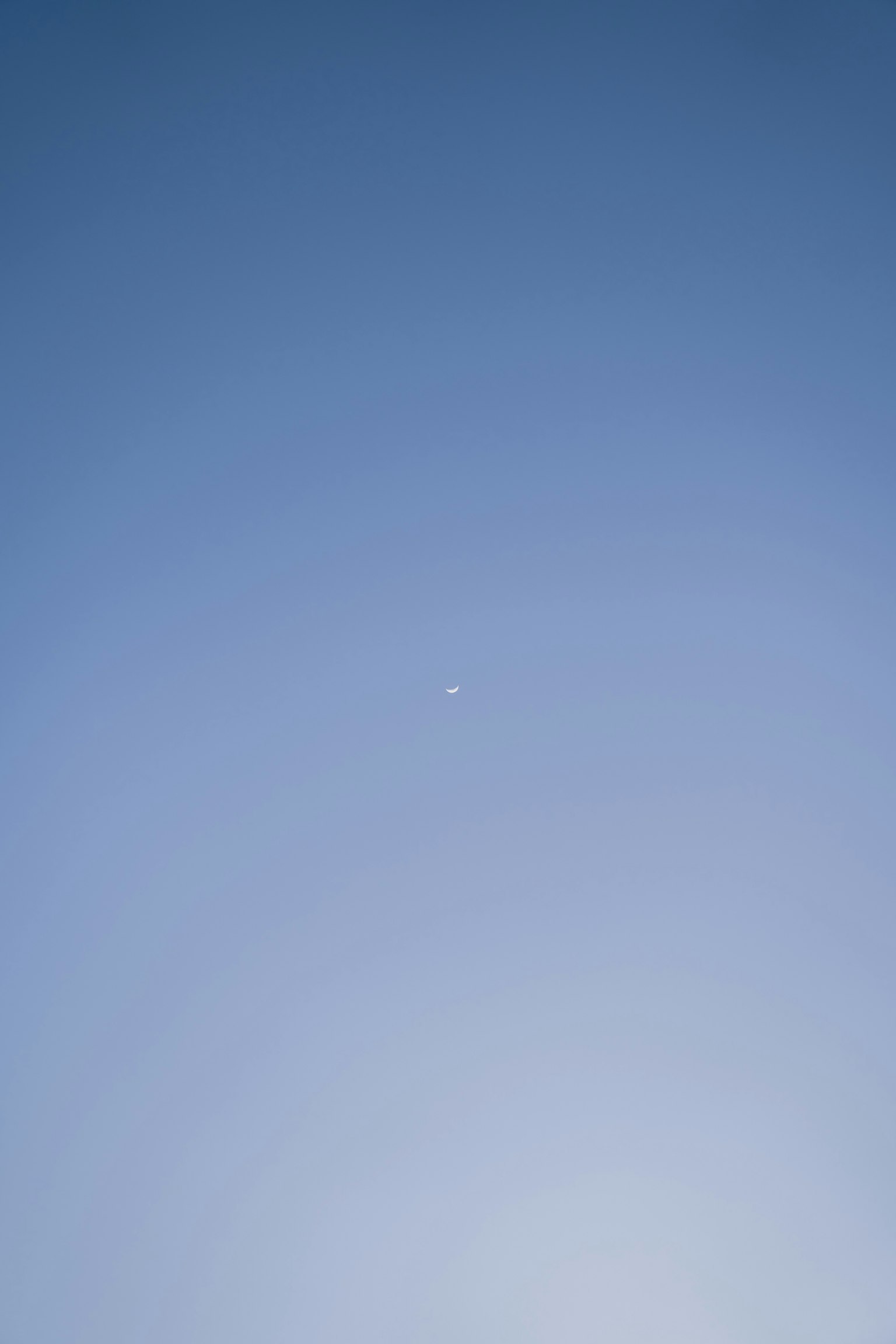 Un piccolo aereo nel cielo blu