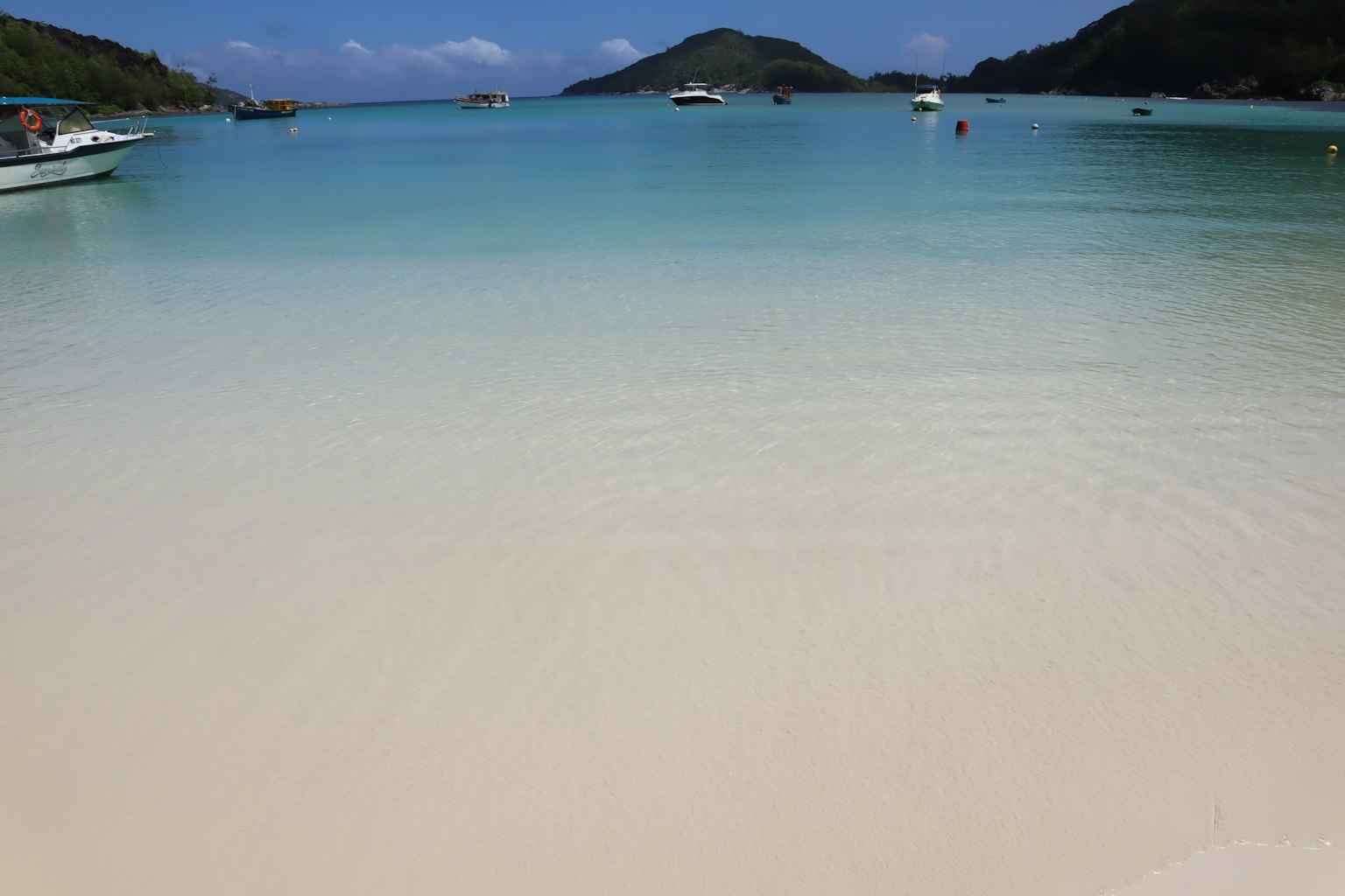 Hermosa escena de playa con agua azul y arena blanca