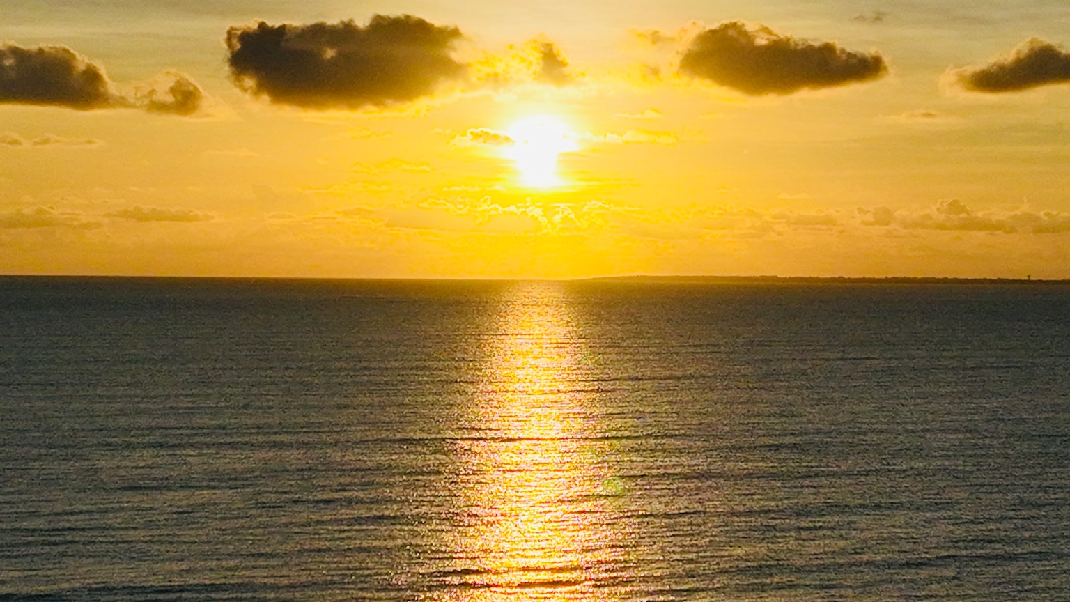 Magnifique coucher de soleil se reflétant sur l'océan