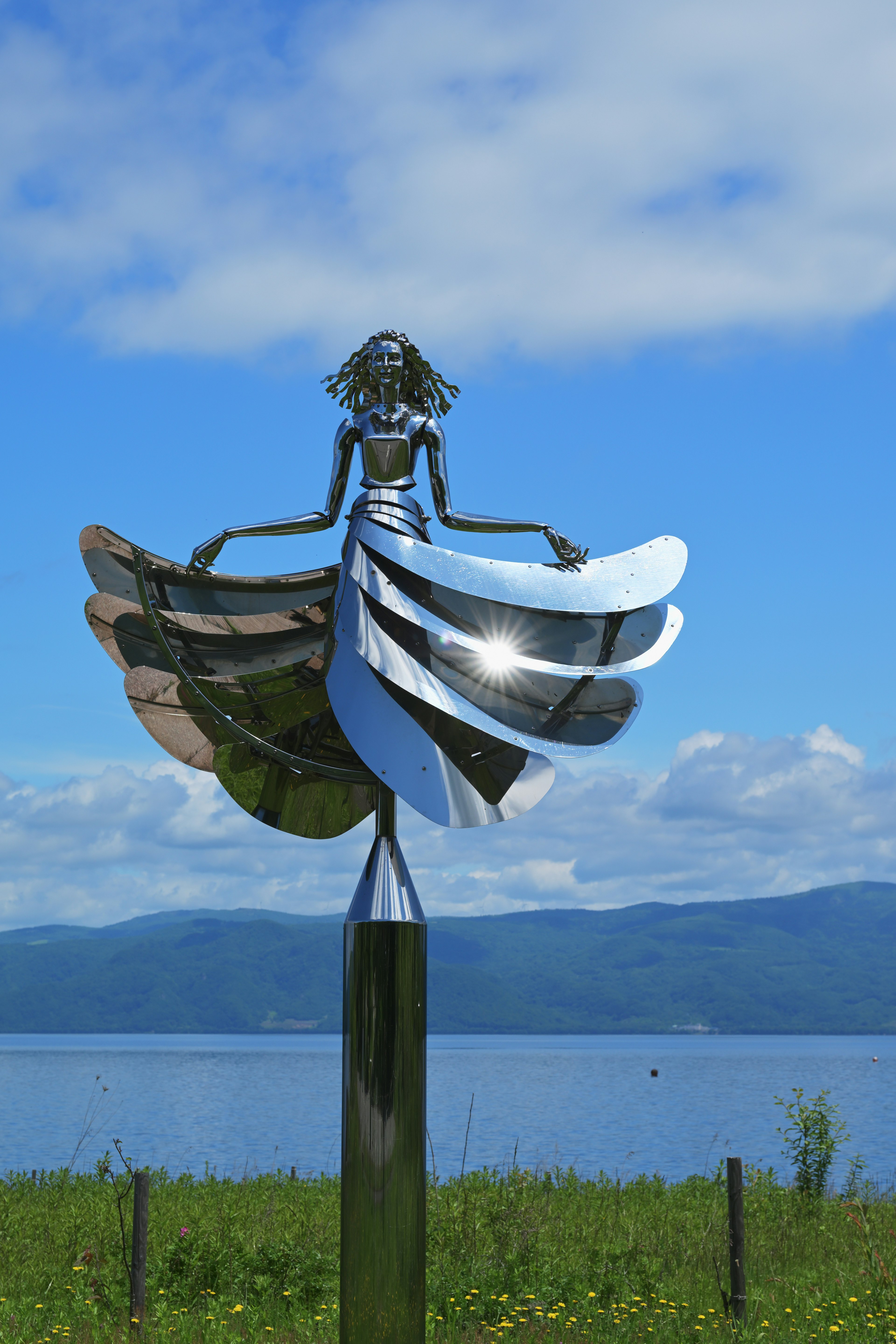 洞爺湖の湖畔に立つアート彫刻と青空の風景