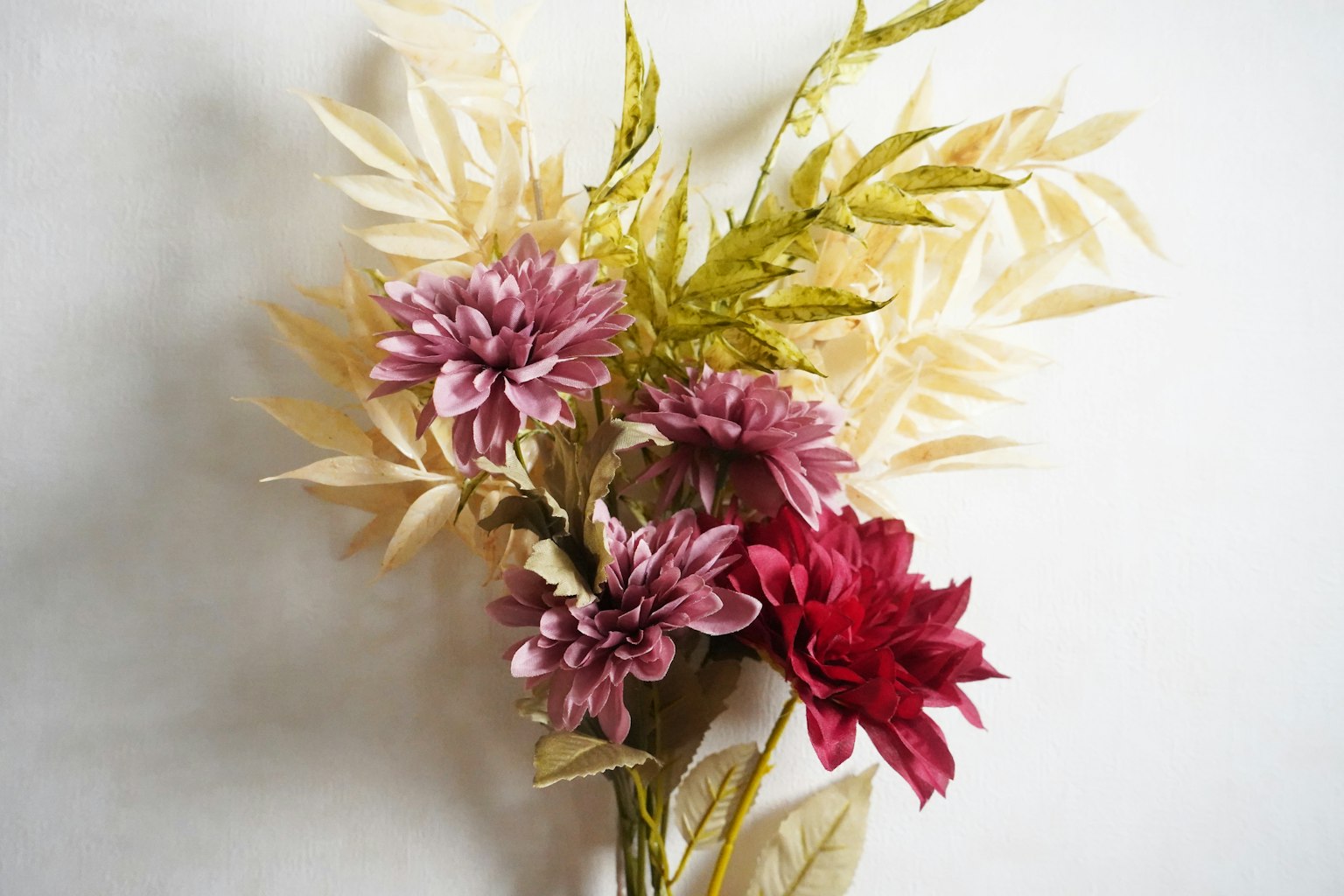 Bouquet de fleurs rouges et violettes avec des feuilles claires